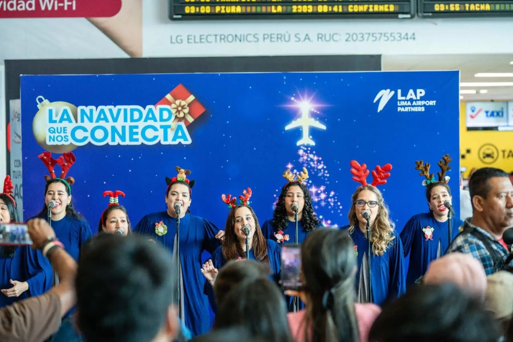 El viernes 20 y lunes 23 de diciembre, el coro femenino Arpegio, conocido por su interpretación de música coral de alta calidad y su trayectoria en presentaciones culturales, ofreció presentaciones desde las 8:30 a.m. en el hall de llegadas internacionales, añadiendo un toque musical especial a las festividades. También se realizaron presentaciones artísticas con música y baile en las zonas de llegadas y salidas nacionales e internacionales. Foto: ANDINA/Difusión