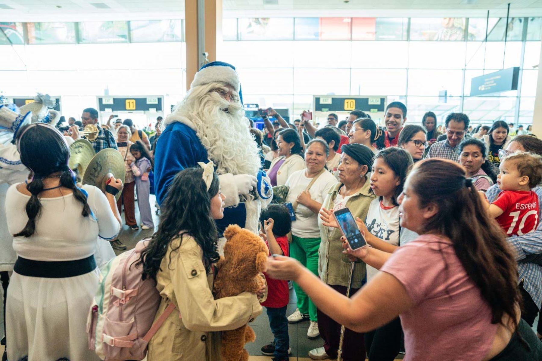 A blue Santa Claus in the last Christmas celebration in the current Jorge Chavez International Airport. Foto: ANDINA/Difusión