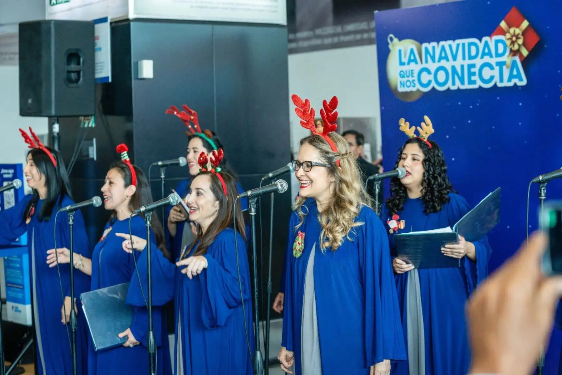 En el marco de la última Navidad que se celebrará en el Aeropuerto Internacional Jorge Chávez antes de la apertura del nuevo terminal el 29 de enero de 2025, Lima Airport presenta "La Navidad que nos Conecta", un evento lleno de actividades culturales y festivas para despedir este emblemático espacio con alegría y cultura. Foto: ANDINA/Difusión