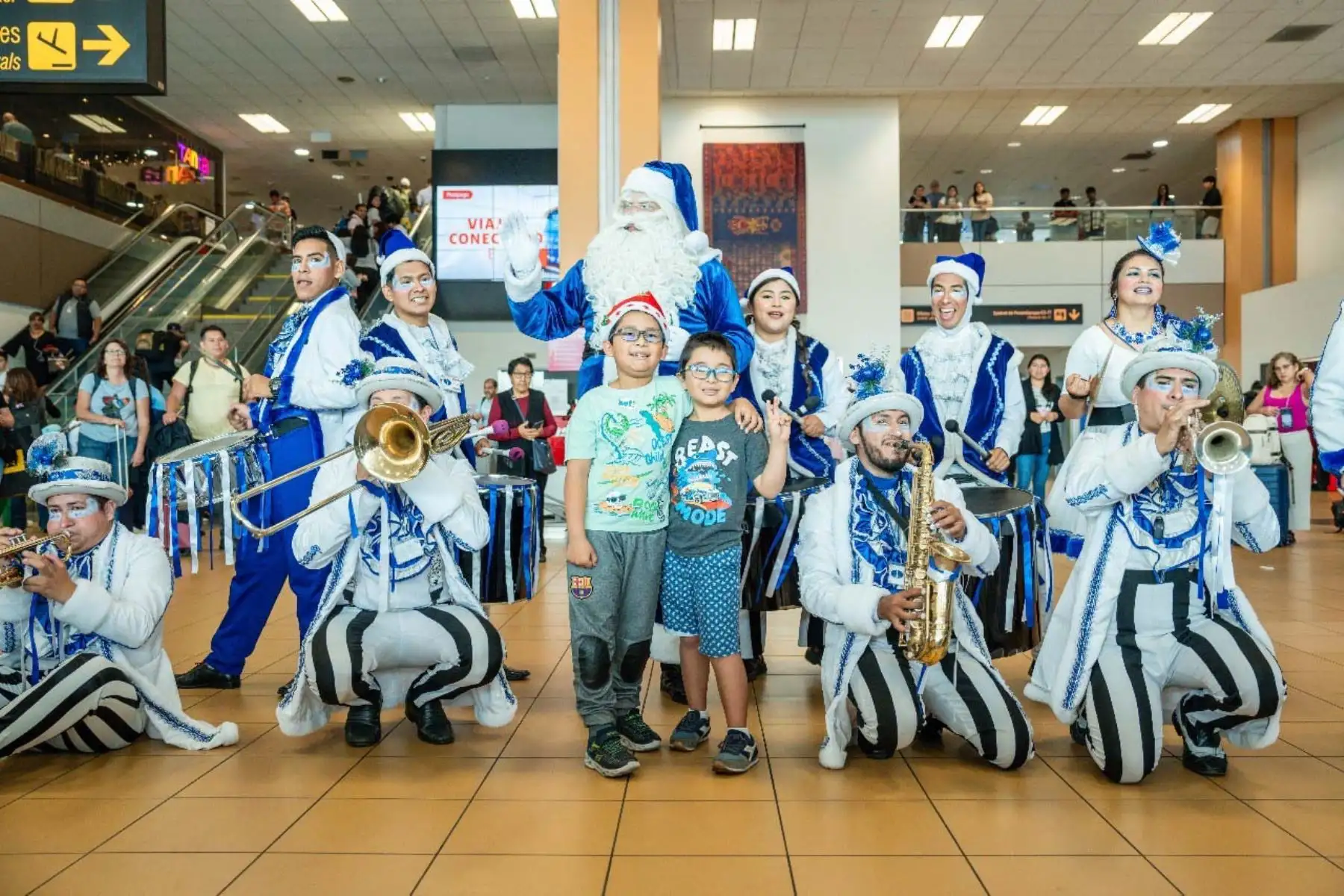 En el marco de la última Navidad que se celebrará en el Aeropuerto Internacional Jorge Chávez antes de la apertura del nuevo terminal el 29 de enero de 2025, Lima Airport presenta "La Navidad que nos Conecta", un evento lleno de actividades culturales y festivas para despedir este emblemático espacio con alegría y cultura. Foto: ANDINA/Difusión