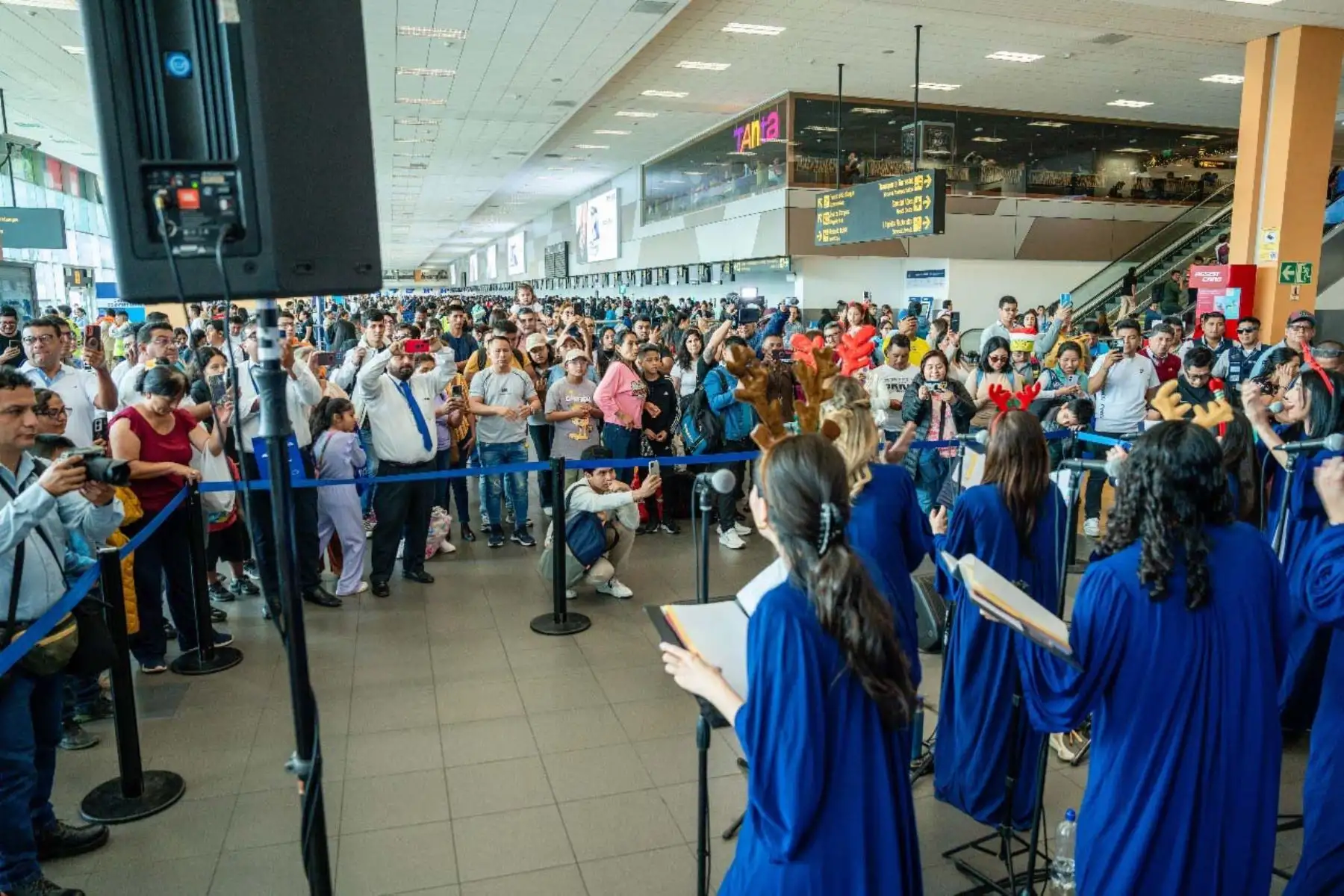 “Queremos cerrar un capítulo en la historia del Aeropuerto Internacional Jorge Chávez con actividades que celebren no solo la Navidad, sino también el inicio de una nueva era en el nuevo terminal”, comentó Piero Lozada Líder de Comunicación Corporativa de Lima Airport. “Nuestro propósito es que los pasajeros se lleven una parte de la cultura y alegría que define al Perú, y que este terminal continúe siendo un punto de conexión cultural hasta su último día de operación”, puntualizó Piero Lozada Líder de Comunicación Corporativa de Lima Airport. Foto: ANDINA/Difusión