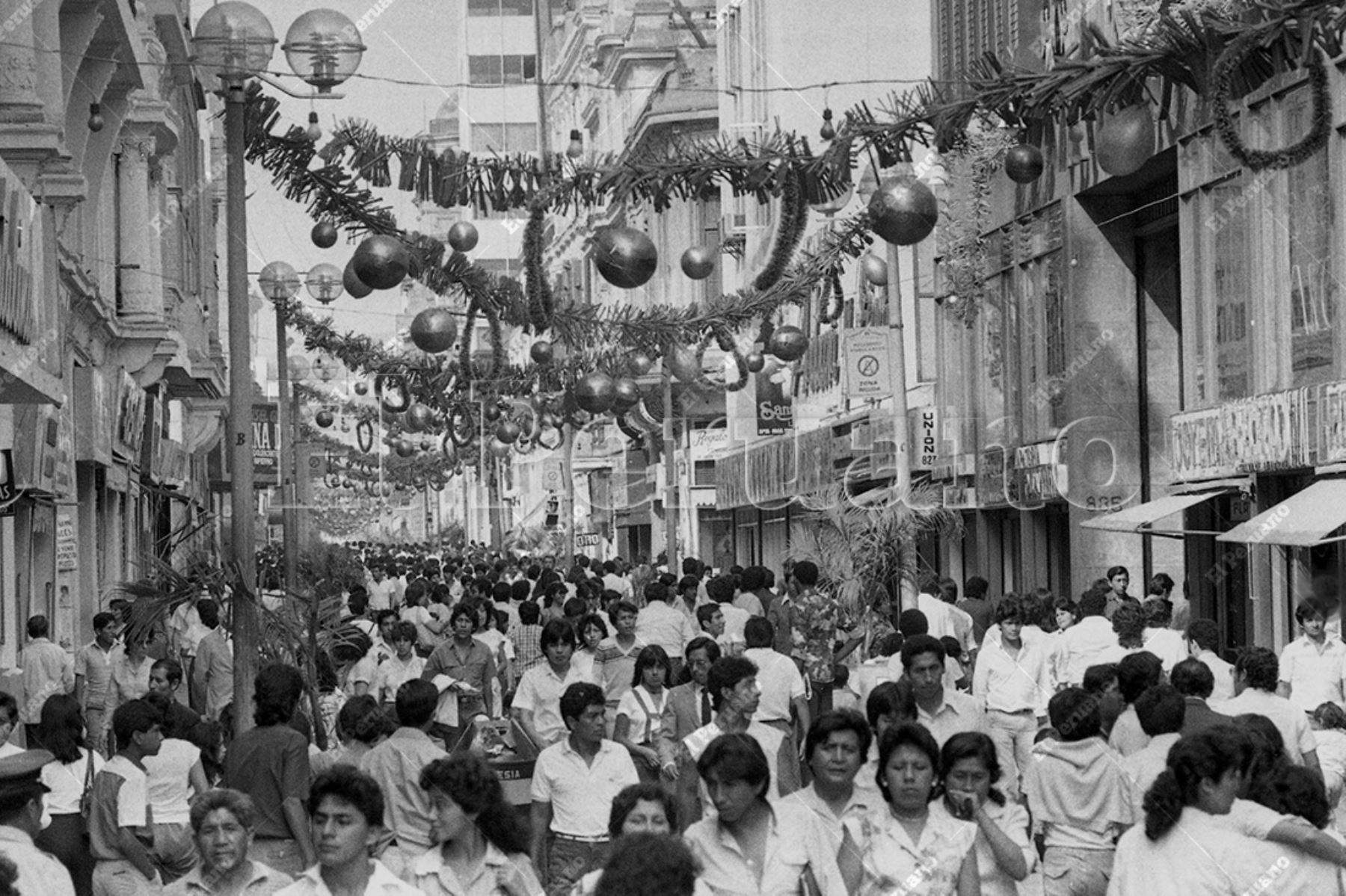 Lima - 16 diciembre 1985 / Vista del céntrico y comercial jirón De la Unión a pocos días de la Navidad. Foto: Archivo Histórico de El Peruano / Rivera