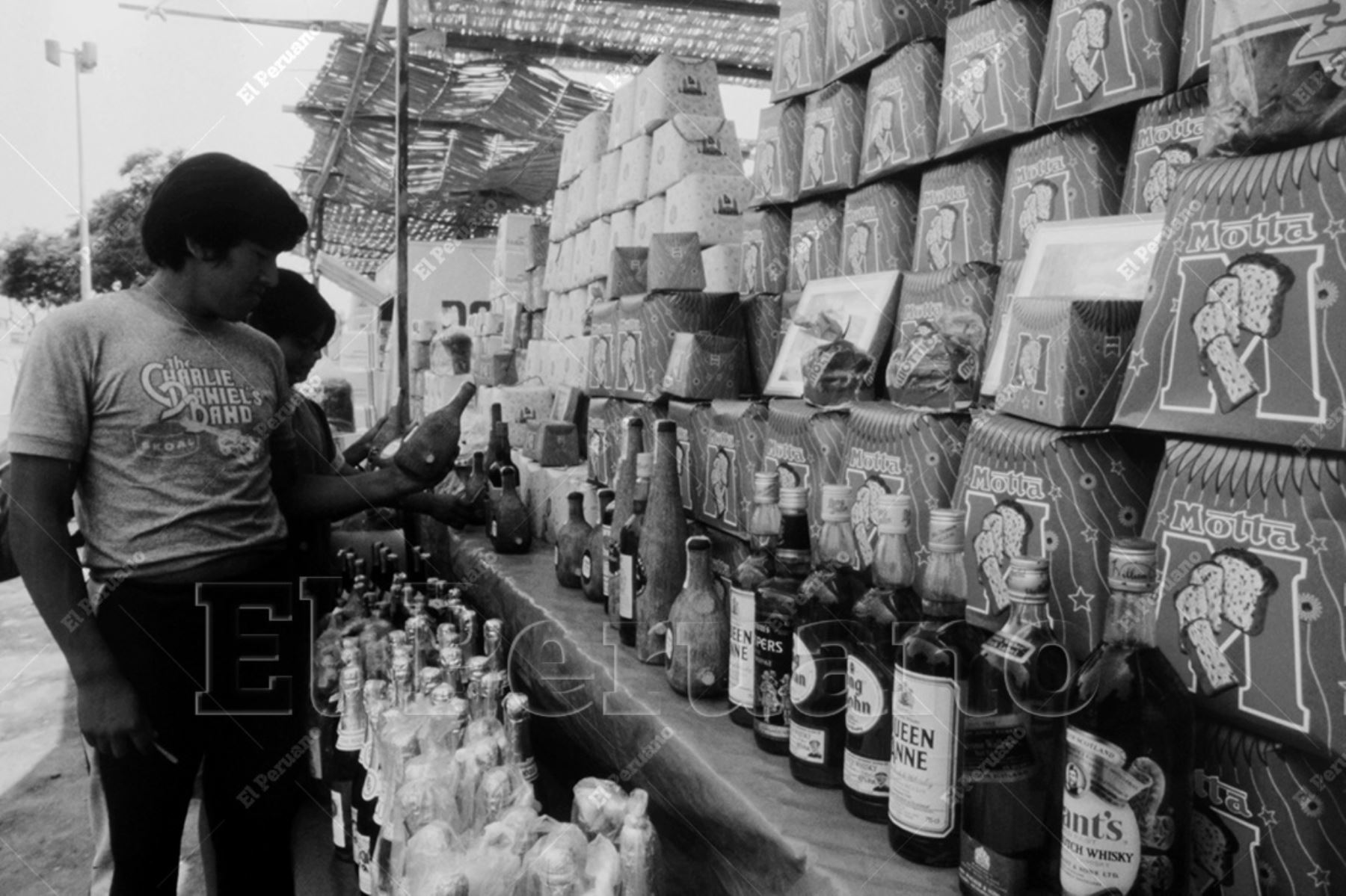 Lima - 24 diciembre 1980 / Venta de panetones en la víspera de Navidad. Foto: Archivo Histórico de El Peruano / Oswaldo Sánchez