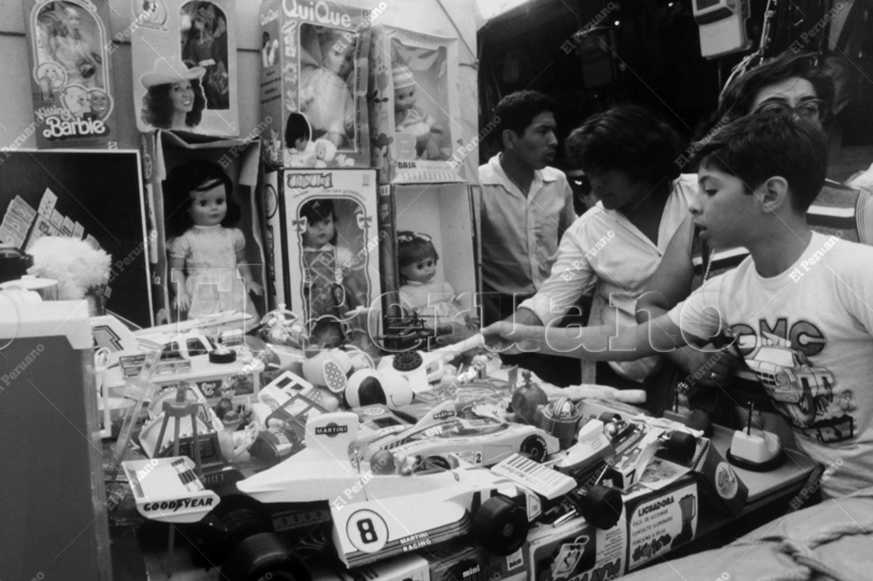 Lima - 12 diciembre 1982 / Venta de juguetes en el centro de Lima a pocos días de la Navidad. Foto: Diario Oficial El Peruano / Máximo Miralles