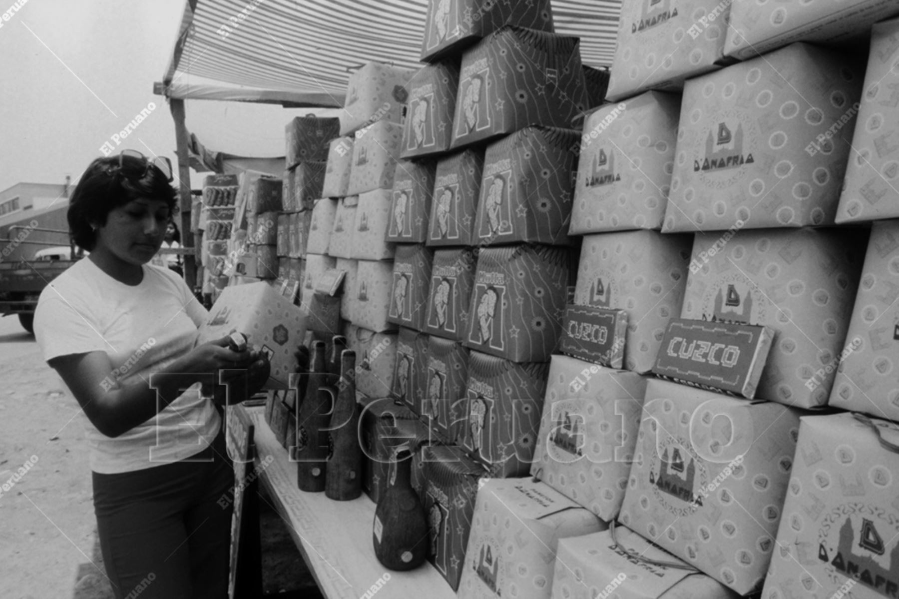 Lima - 24 diciembre 1980 / Venta de panetones en la víspera de Navidad. Foto: Archivo Histórico de El Peruano / Oswaldo Sánchez