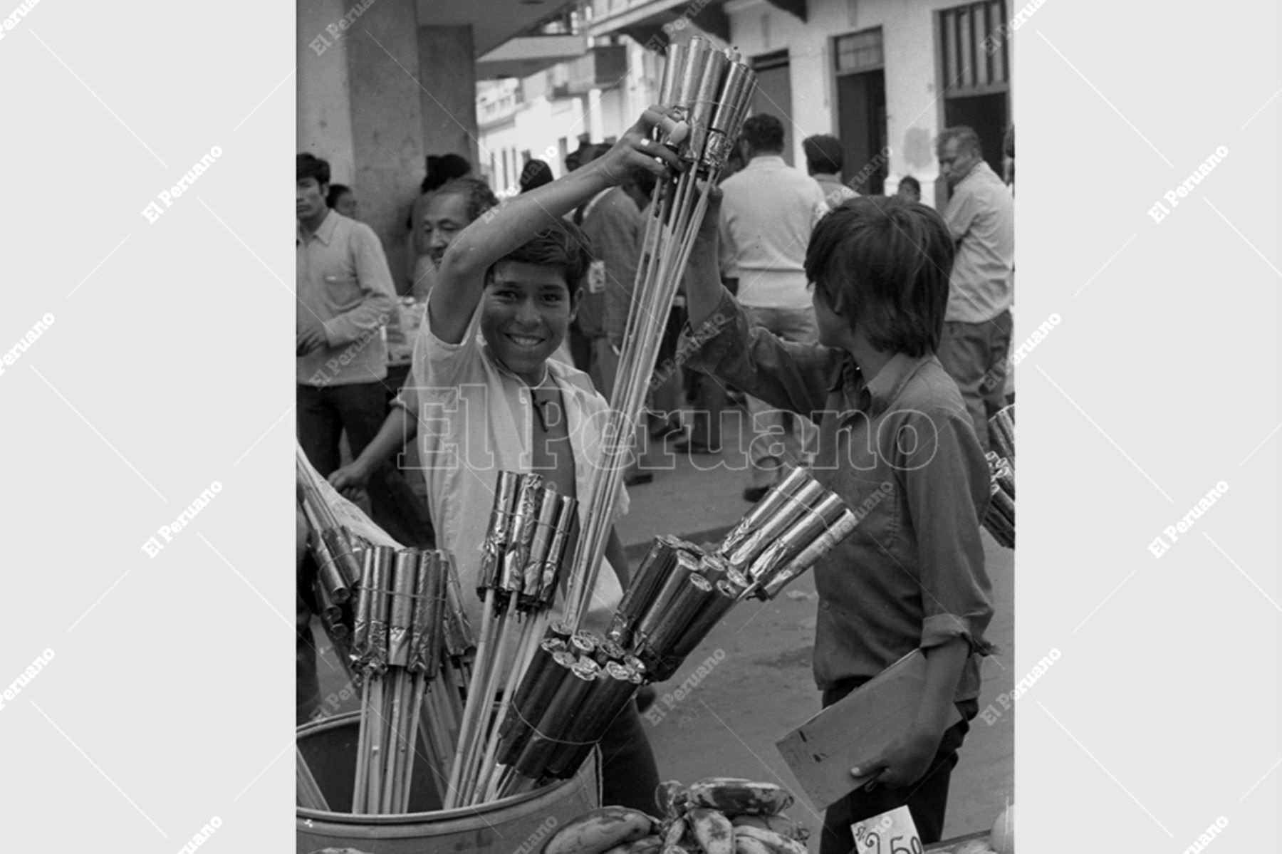 Lima - 26 diciembre 1974 / Venta de productos pirotécnicos a pocos días de las fiestas de fin de año. Foto: Archivo Histórico de El Peruano / Orlando Adrianzén