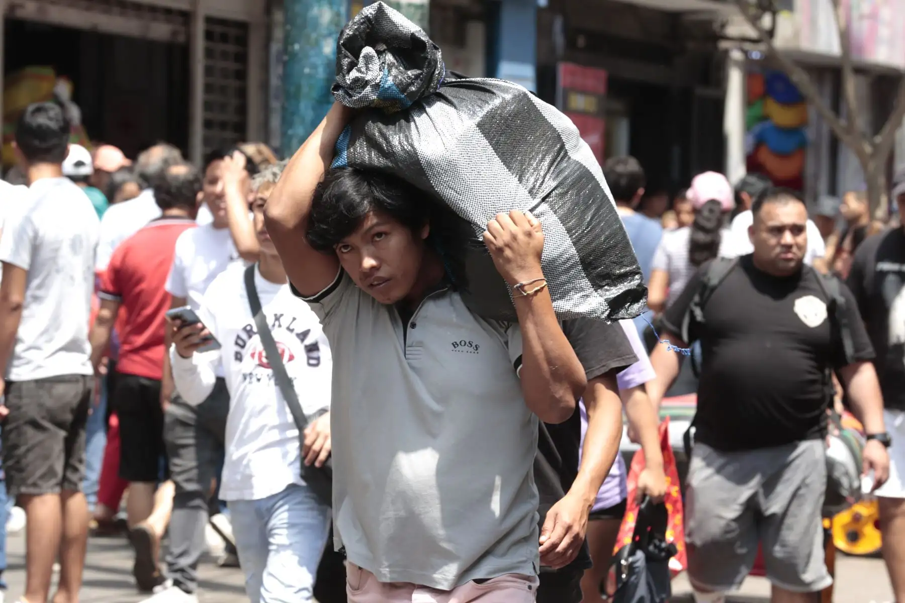 Miles de personas acuden al emporio comercial de Gamarra, buscando regalos y ofertas en medio de un ambiente festivo a dos días de la navidad. Foto: ANDINA/Vidal Tarqui