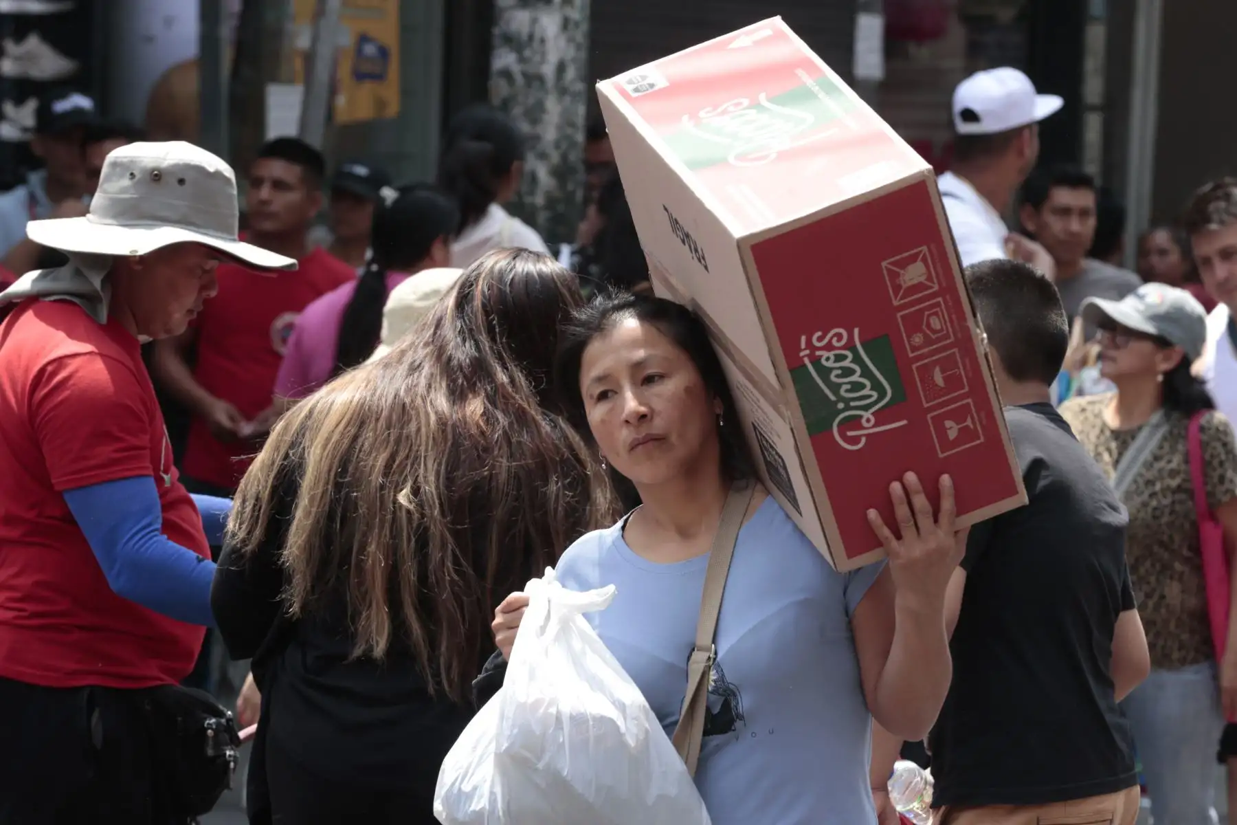 Miles de personas acuden al emporio comercial de Gamarra, buscando regalos y ofertas en medio de un ambiente festivo a dos días de la navidad. Foto: ANDINA/Vidal Tarqui