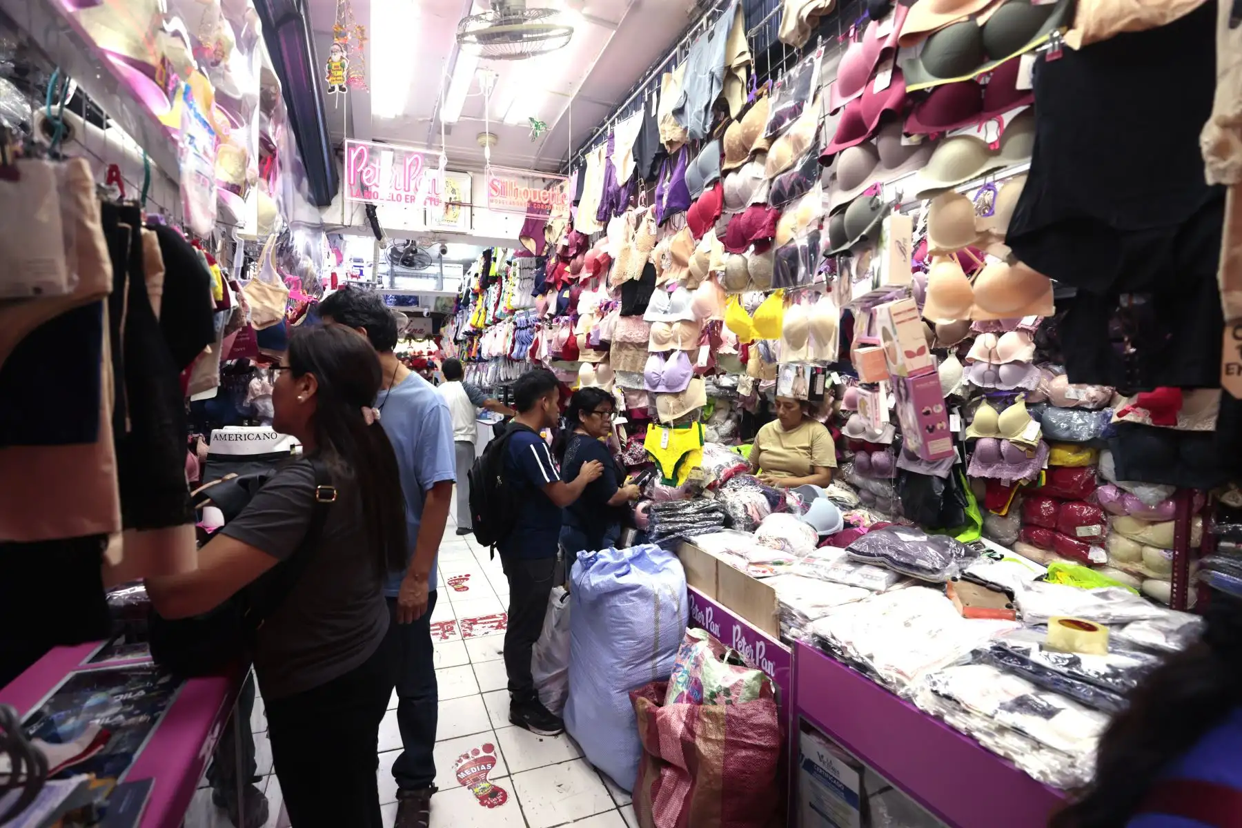 Miles de personas acuden al emporio comercial de Gamarra, buscando regalos y ofertas en medio de un ambiente festivo a dos días de la navidad. Foto: ANDINA/Vidal Tarqui