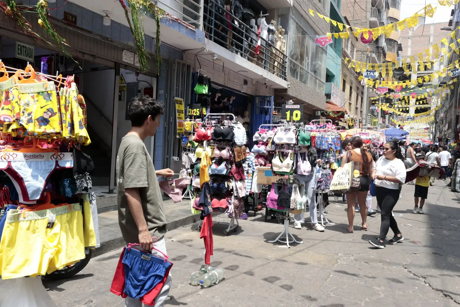 Miles de personas acuden al emporio comercial de Gamarra, buscando regalos y ofertas en medio de un ambiente festivo a dos días de la navidad. Foto: ANDINA/Vidal Tarqui