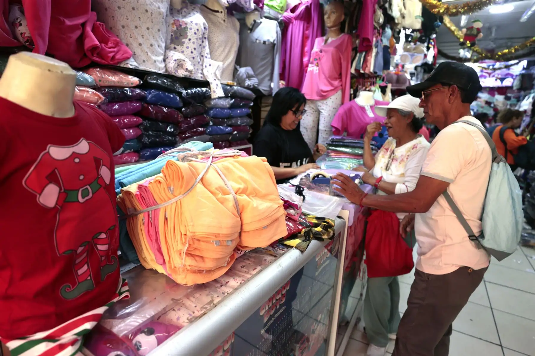Miles de personas acuden al emporio comercial de Gamarra, buscando regalos y ofertas en medio de un ambiente festivo a dos días de la navidad. Foto: ANDINA/Vidal Tarqui