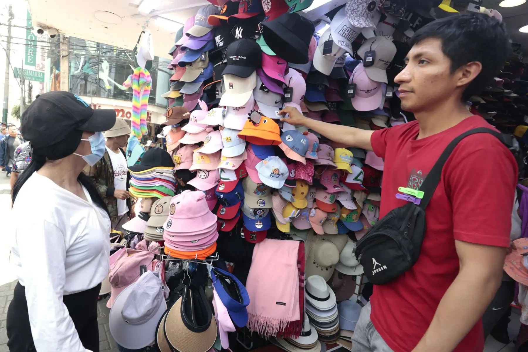 Miles de personas acuden al emporio comercial de Gamarra, buscando regalos y ofertas en medio de un ambiente festivo a dos días de la navidad. Foto: ANDINA/Vidal Tarqui