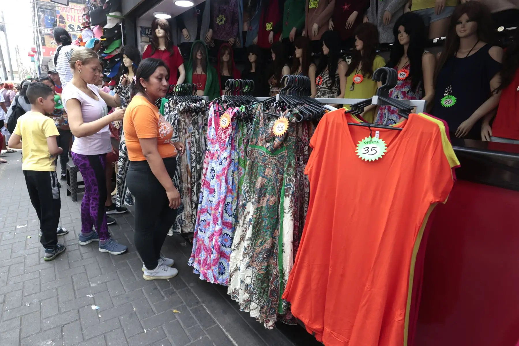 Miles de personas acuden al emporio comercial de Gamarra, buscando regalos y ofertas en medio de un ambiente festivo a dos días de la navidad. Foto: ANDINA/Vidal Tarqui