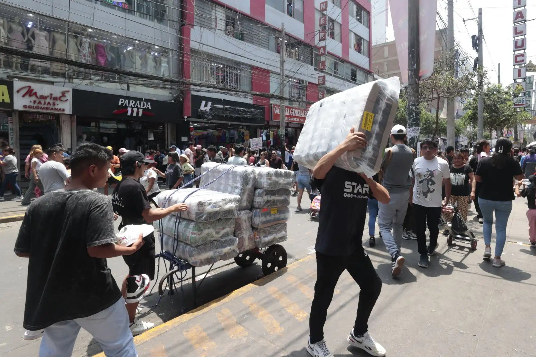 Miles de personas acuden al emporio comercial de Gamarra, buscando regalos y ofertas en medio de un ambiente festivo a dos días de la navidad. Foto: ANDINA/Vidal Tarqui