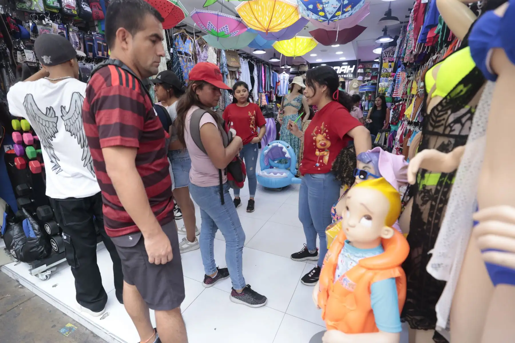Miles de personas acuden al emporio comercial de Gamarra, buscando regalos y ofertas en medio de un ambiente festivo a dos días de la navidad. Foto: ANDINA/Vidal Tarqui