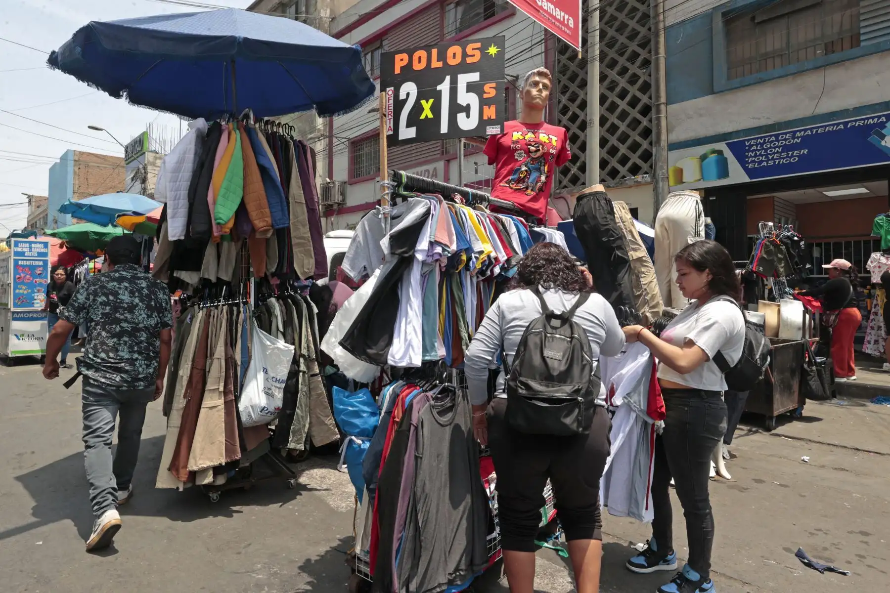 Miles de personas acuden al emporio comercial de Gamarra, buscando regalos y ofertas en medio de un ambiente festivo a dos días de la navidad. Foto: ANDINA/Vidal Tarqui