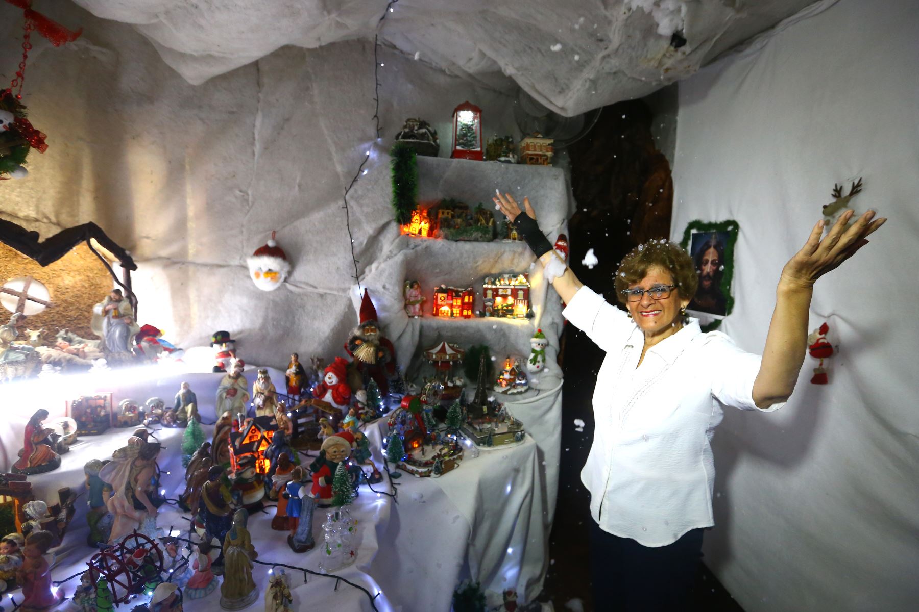 Doña Miriam Valencia cuenta con 340 nacimientos navideños de Perú y el mundo desde hace 33 años. En su casa se pueden encontrar representaciones de la costa, sierra y selva. Foto: ANDINA/ Eddy Ramos