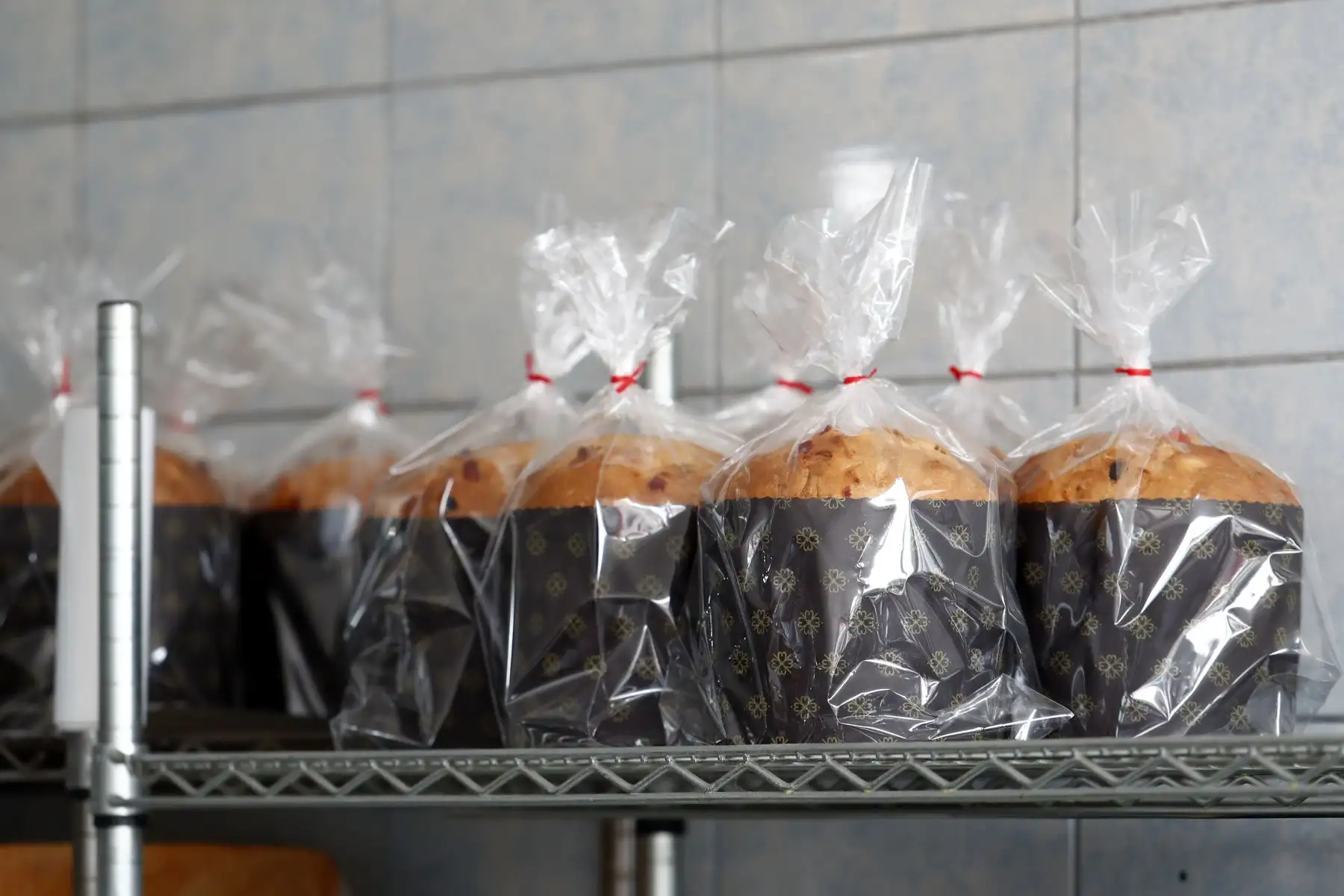 Panetones de diversos tipos y marcas se ofrecen al público en general que acude a Mesa Redonda, al Mercado Central y al Barrio Chino en el Cercado de Lima a realizar sus últimas compras para celebrar la Navidad. Foto: ANDINA/Daniel Bracamonte