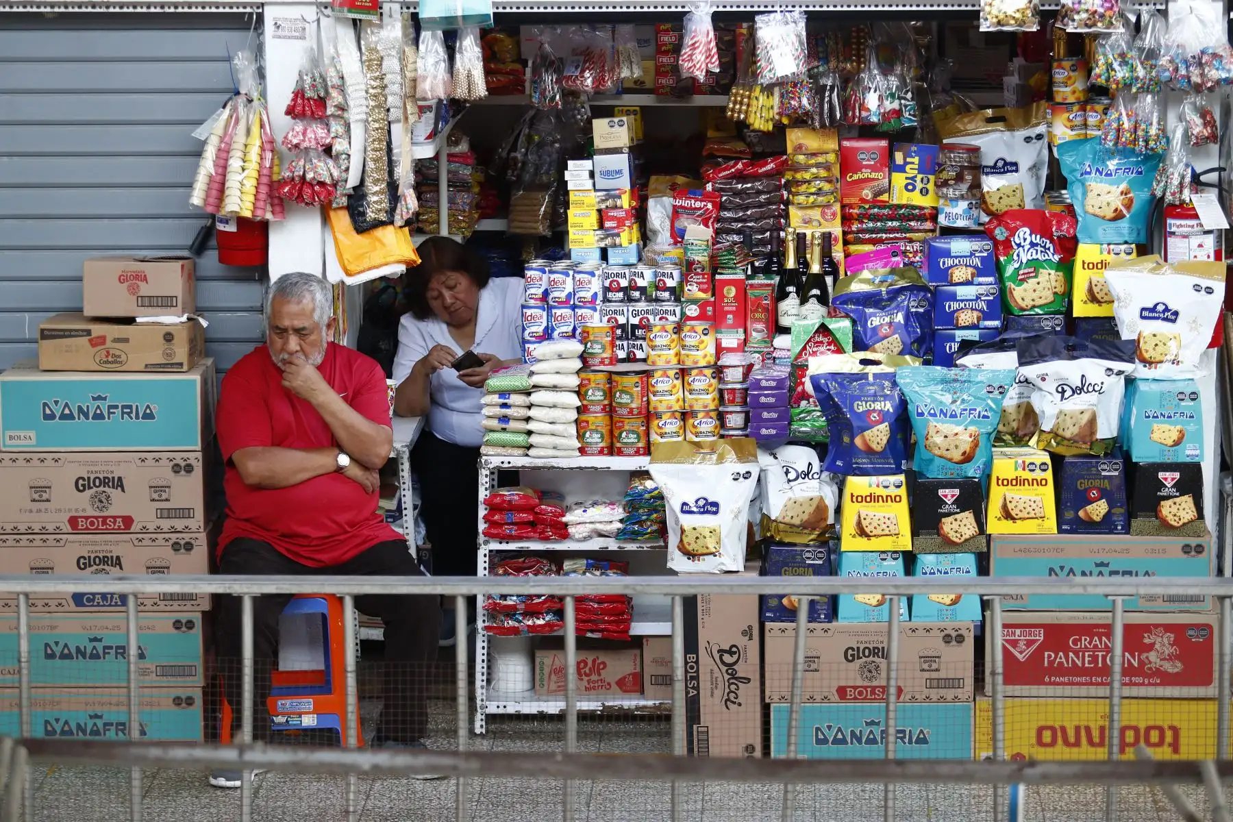 Panetones de diversos tipos y marcas se ofrecen al público en general que acude a Mesa Redonda, al Mercado Central y al Barrio Chino en el Cercado de Lima a realizar sus últimas compras para celebrar la Navidad. Foto: ANDINA/Daniel Bracamonte