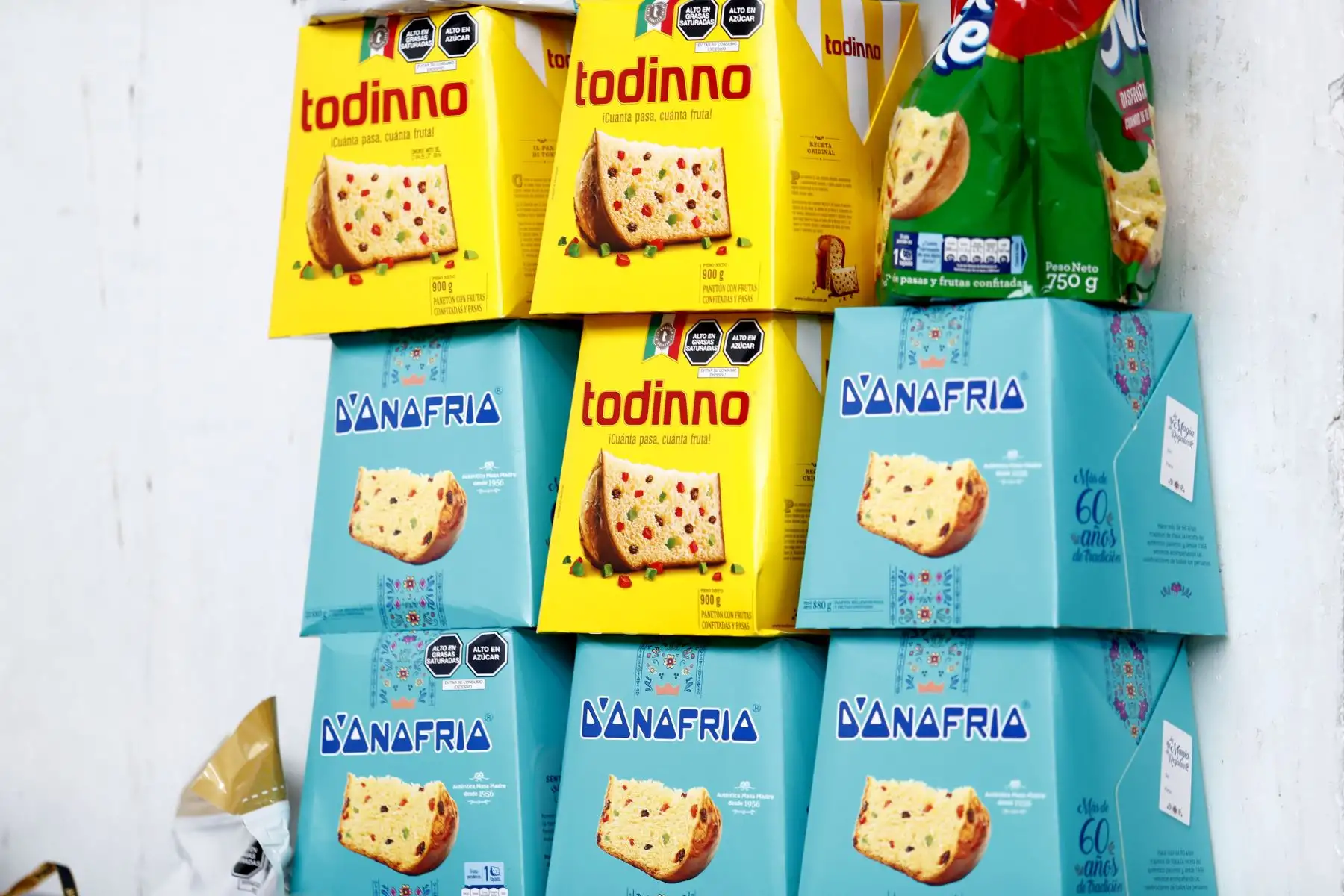 Panetones de diversos tipos y marcas se ofrecen al público en general que acude a Mesa Redonda, al Mercado Central y al Barrio Chino en el Cercado de Lima a realizar sus últimas compras para celebrar la Navidad. Foto: ANDINA/Daniel Bracamonte
