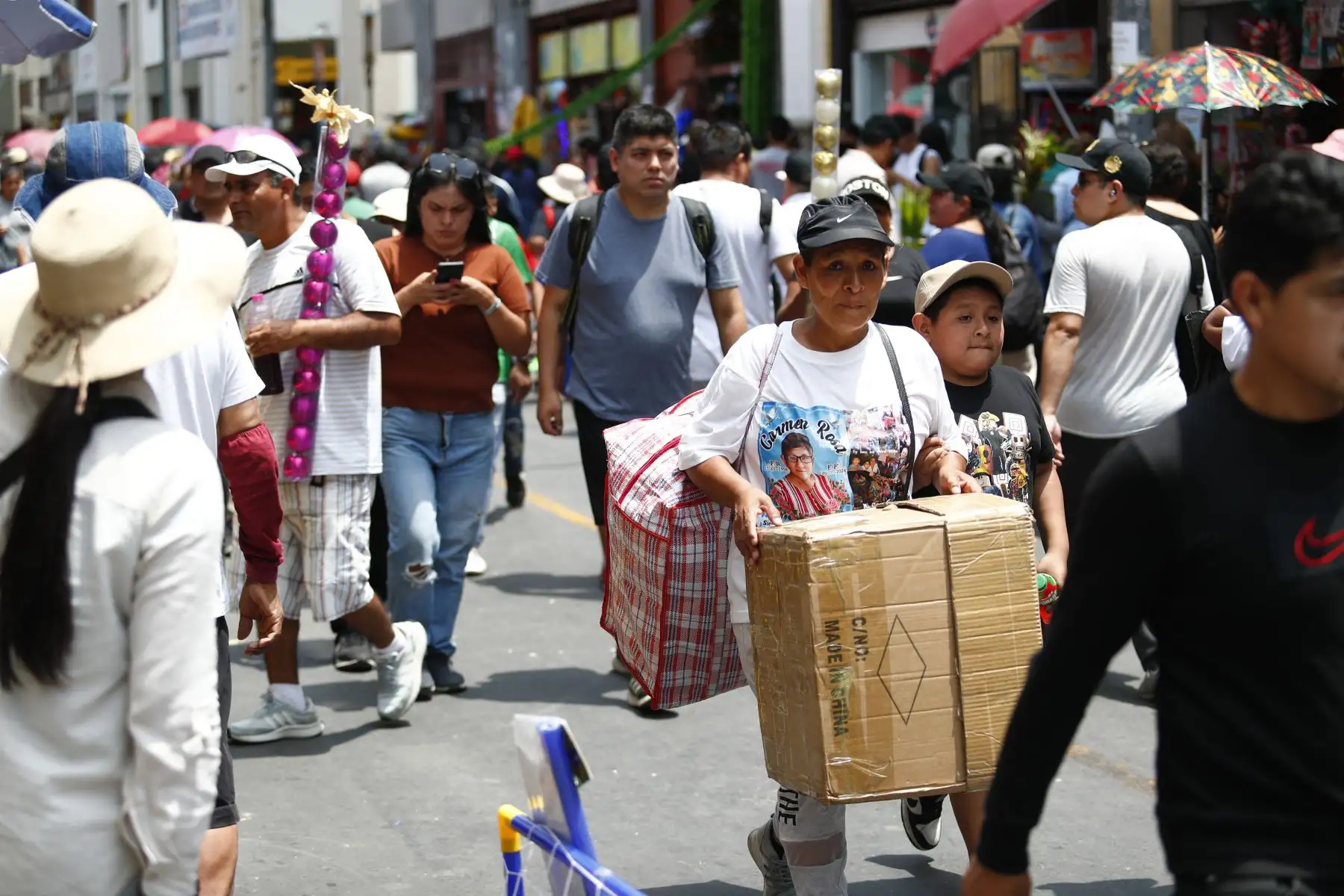 Cientos de peruanos acuden masivamente al emporio comercial de Mesa Redonda, en el Cercado de Lima, a realizar sus últimas compras para celebrar la Navidad, a solo un día de la Noche Buena. Foto: ANDINA/Daniel Bracamonte
