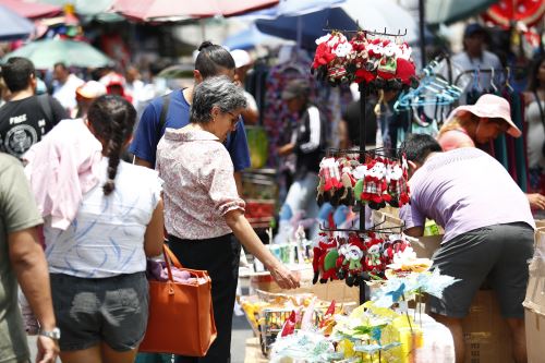 Peruanos realizan sus últimas compras en Mesa Redonda a vísperas de la Navidad