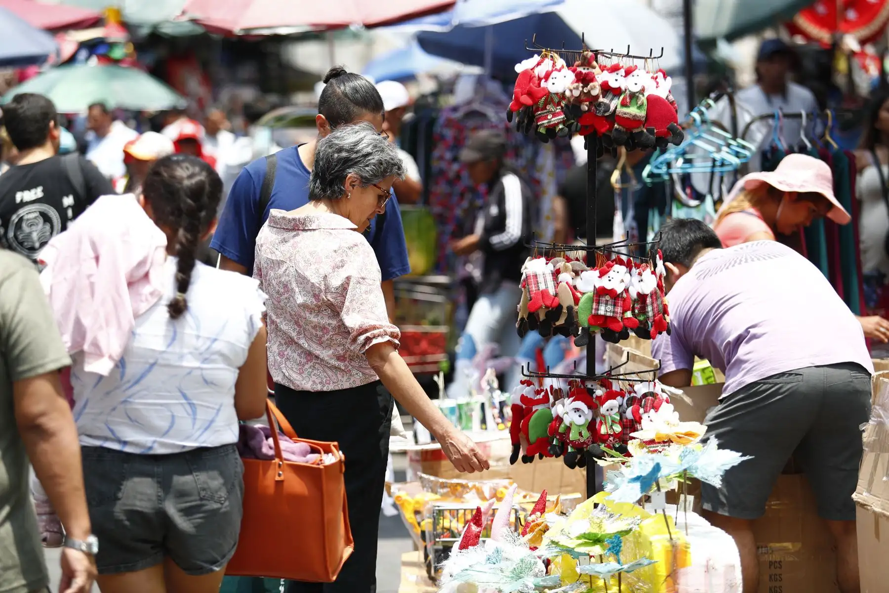 Cientos de peruanos acuden masivamente al emporio comercial de Mesa Redonda, en el Cercado de Lima, a realizar sus últimas compras para celebrar la Navidad, a solo un día de la Noche Buena. Foto: ANDINA/Daniel Bracamonte