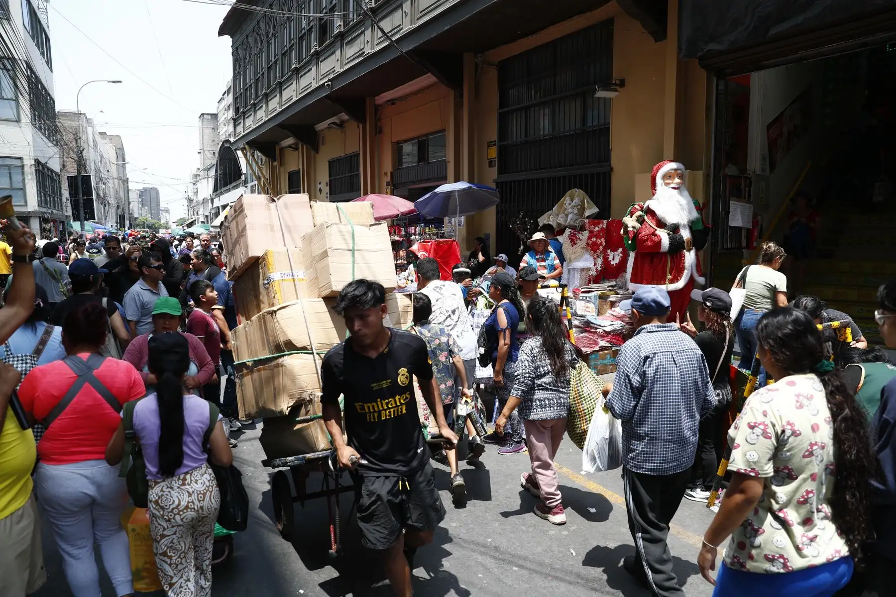 Cientos de peruanos acuden masivamente al emporio comercial de Mesa Redonda, en el Cercado de Lima, a realizar sus últimas compras para celebrar la Navidad, a solo un día de la Noche Buena. Foto: ANDINA/Daniel Bracamonte