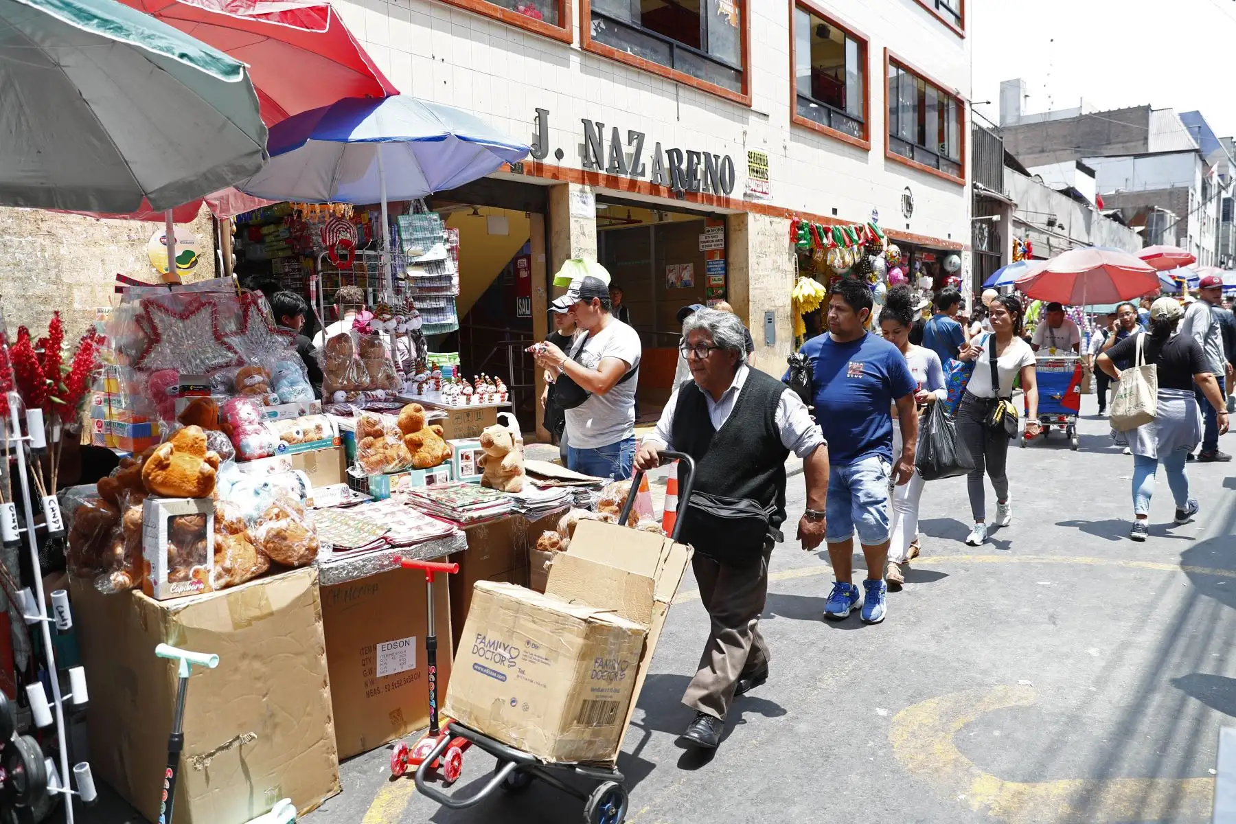 Cientos de peruanos acuden masivamente al emporio comercial de Mesa Redonda, en el Cercado de Lima, a realizar sus últimas compras para celebrar la Navidad, a solo un día de la Noche Buena. Foto: ANDINA/Daniel Bracamonte