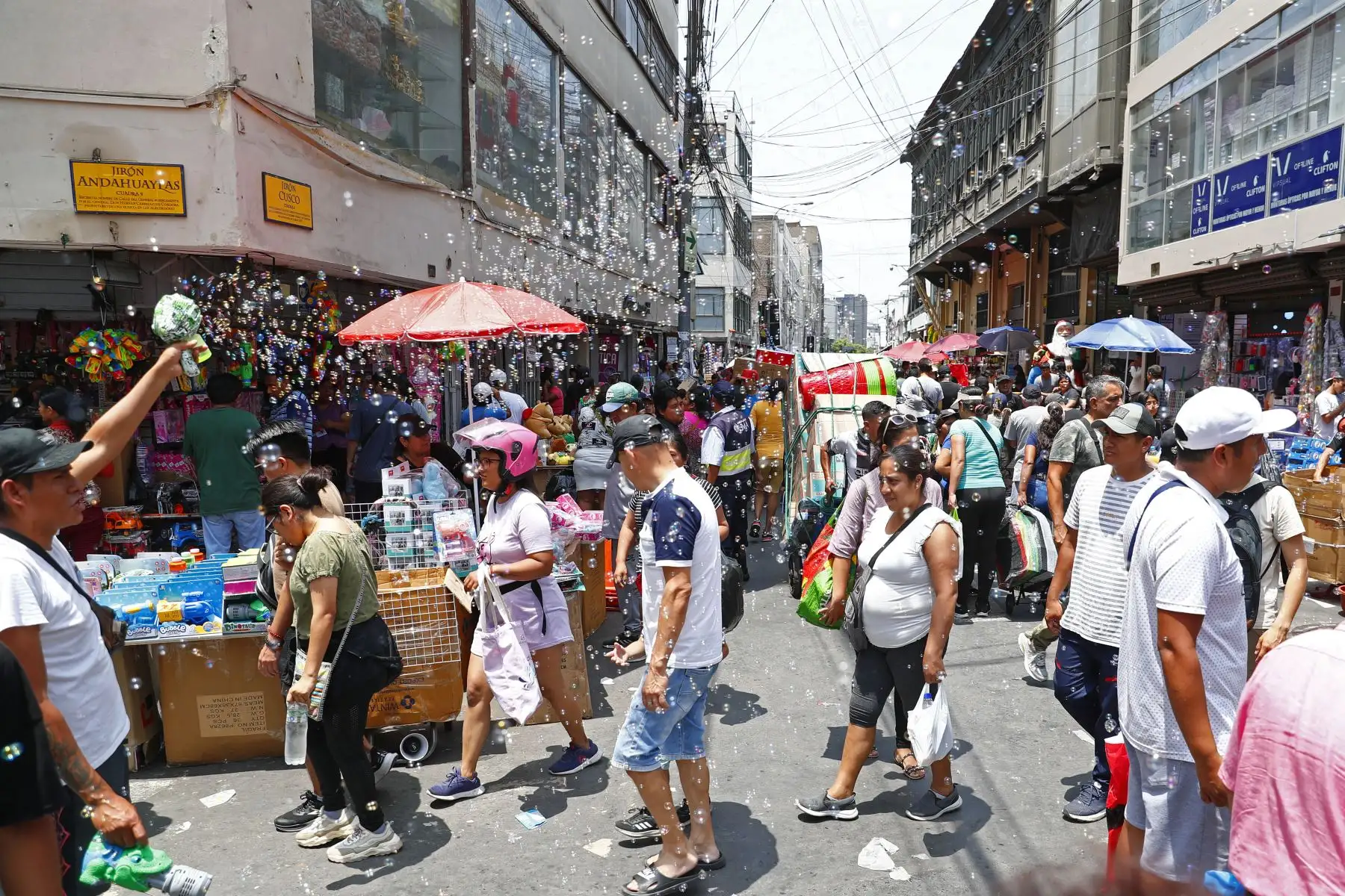 Cientos de peruanos acuden masivamente al emporio comercial de Mesa Redonda, en el Cercado de Lima, a realizar sus últimas compras para celebrar la Navidad, a solo un día de la Noche Buena. Foto: ANDINA/Daniel Bracamonte
