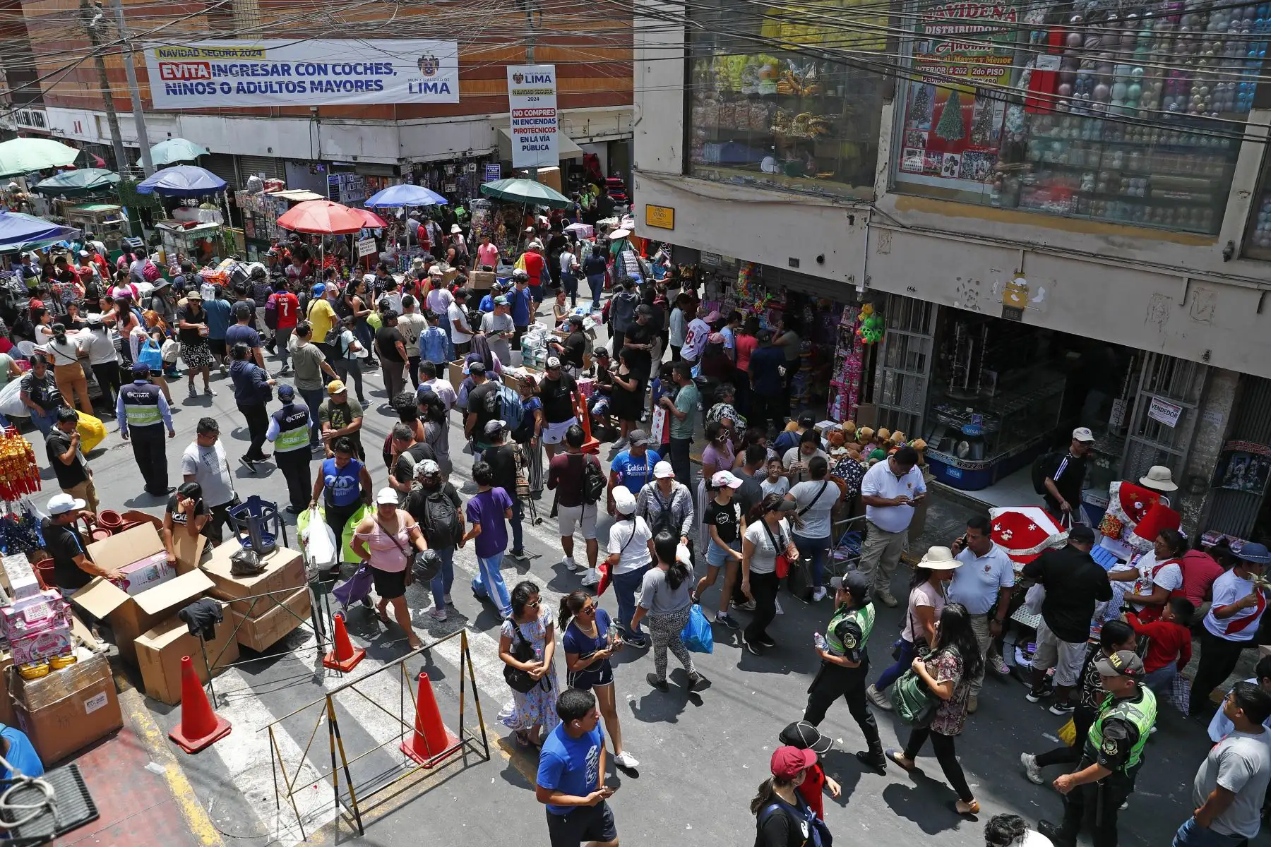 Cientos de peruanos acuden masivamente al emporio comercial de Mesa Redonda, en el Cercado de Lima, a realizar sus últimas compras para celebrar la Navidad, a solo un día de la Noche Buena. Foto: ANDINA/Daniel Bracamonte