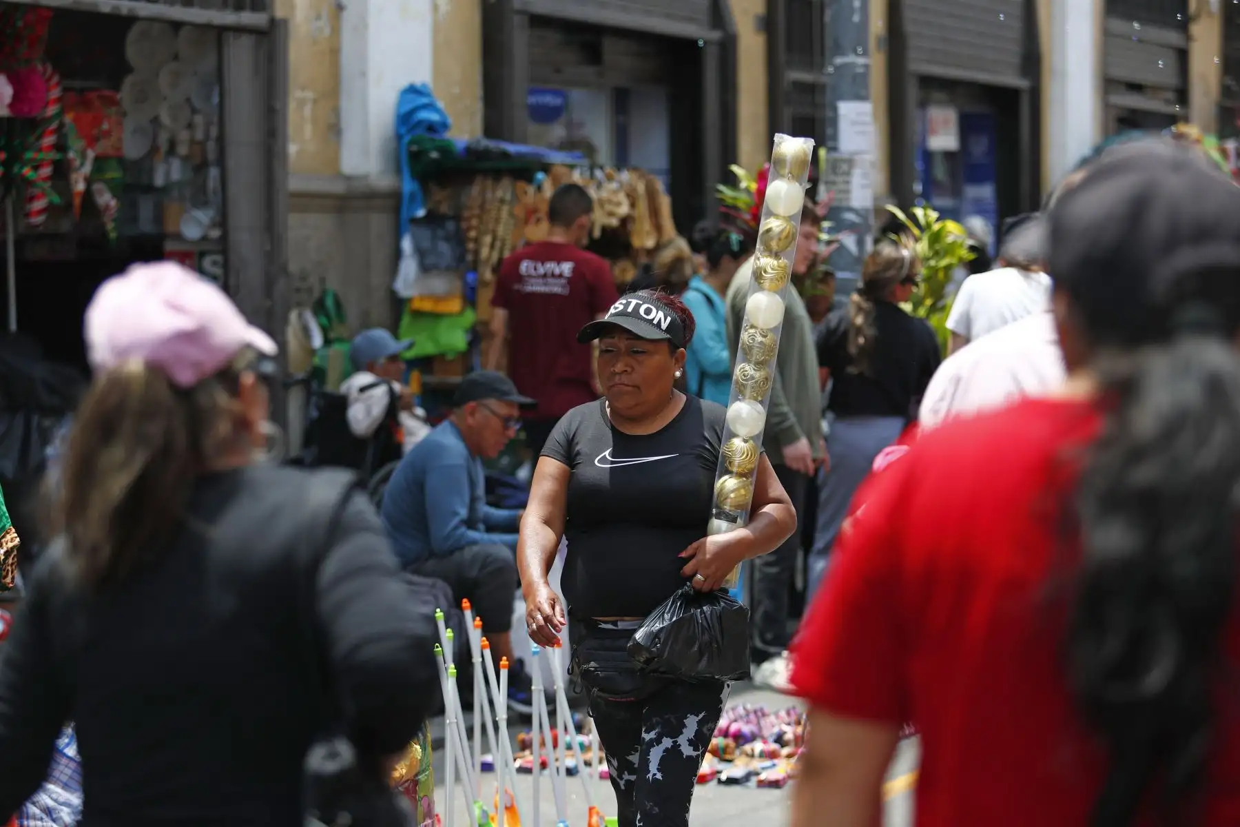 Cientos de peruanos acuden masivamente al emporio comercial de Mesa Redonda, en el Cercado de Lima, a realizar sus últimas compras para celebrar la Navidad, a solo un día de la Noche Buena. Foto: ANDINA/Daniel Bracamonte