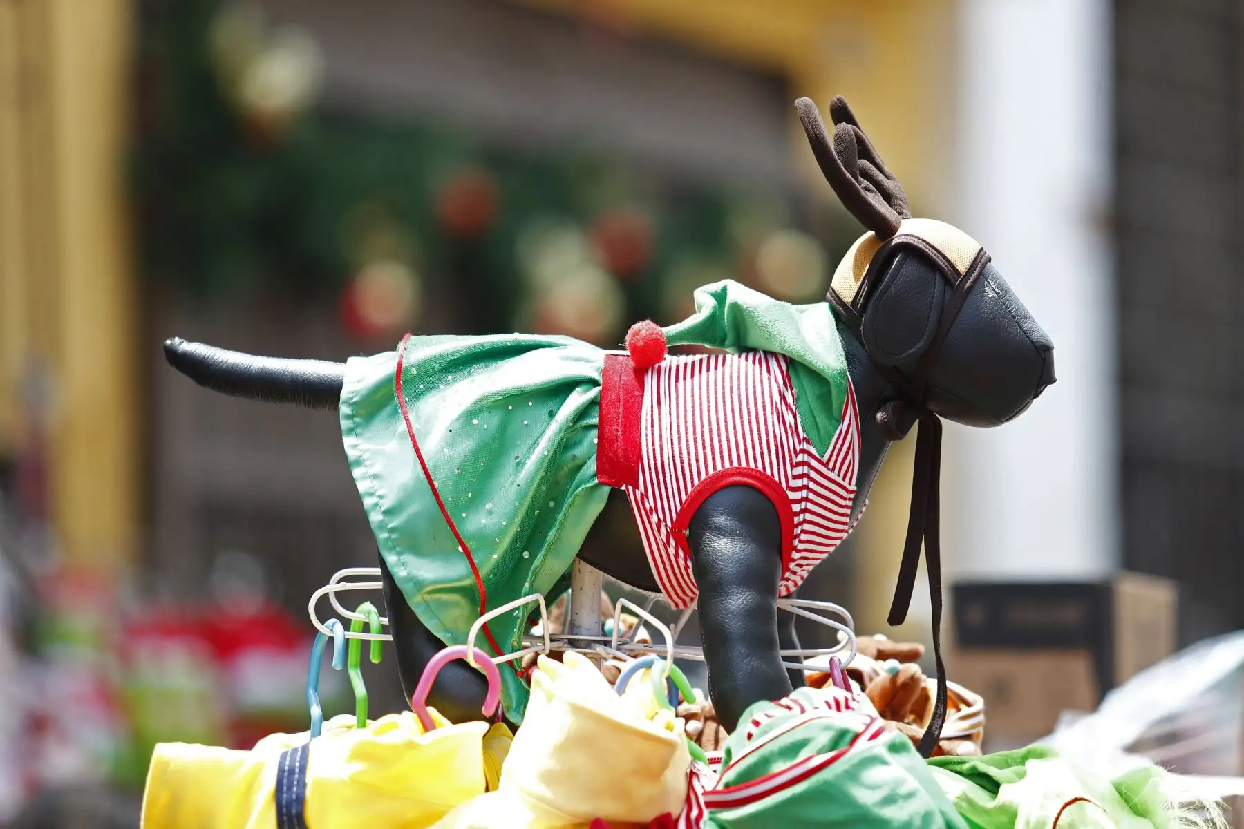 Los comerciantes del emporio comercial de Mesa Redonda, en el Cercado de Lima, ofrecen al público asistente diversos tipos de productos como juguetes y adornos y trajes navideños, entre otros, a vísperas de celebrarse la navidad. Foto: ANDINA/Daniel Bracamonte