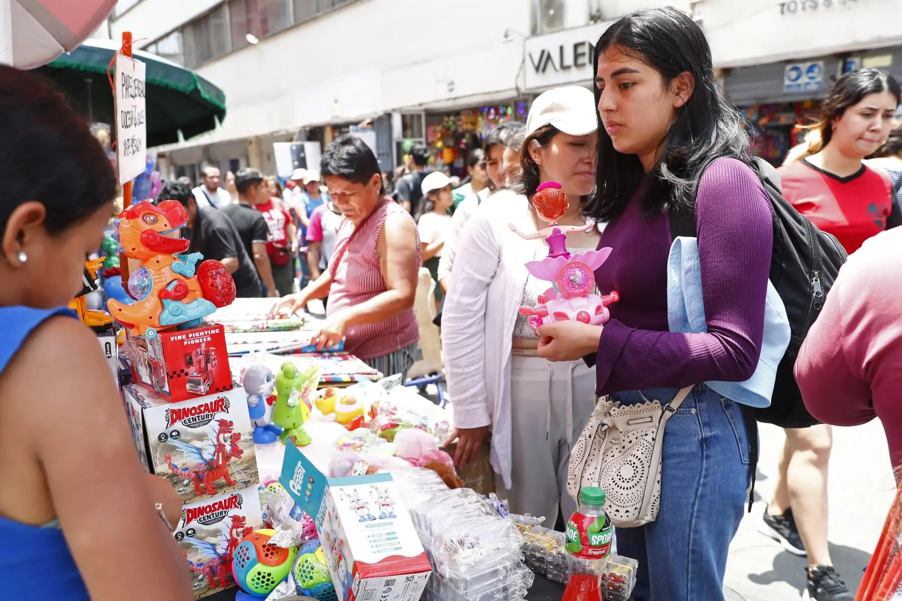 Los comerciantes del emporio comercial de Mesa Redonda, en el Cercado de Lima, ofrecen al público asistente diversos tipos de productos como juguetes y adornos y trajes navideños, entre otros, a vísperas de celebrarse la navidad. Foto: ANDINA/Daniel Bracamonte