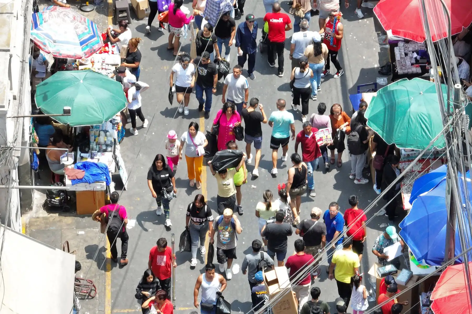 Cientos de peruanos acuden masivamente al emporio comercial de Mesa Redonda, en el Cercado de Lima, a realizar sus últimas compras para celebrar la Navidad, a solo un día de la Noche Buena. Foto: ANDINA/Daniel Bracamonte