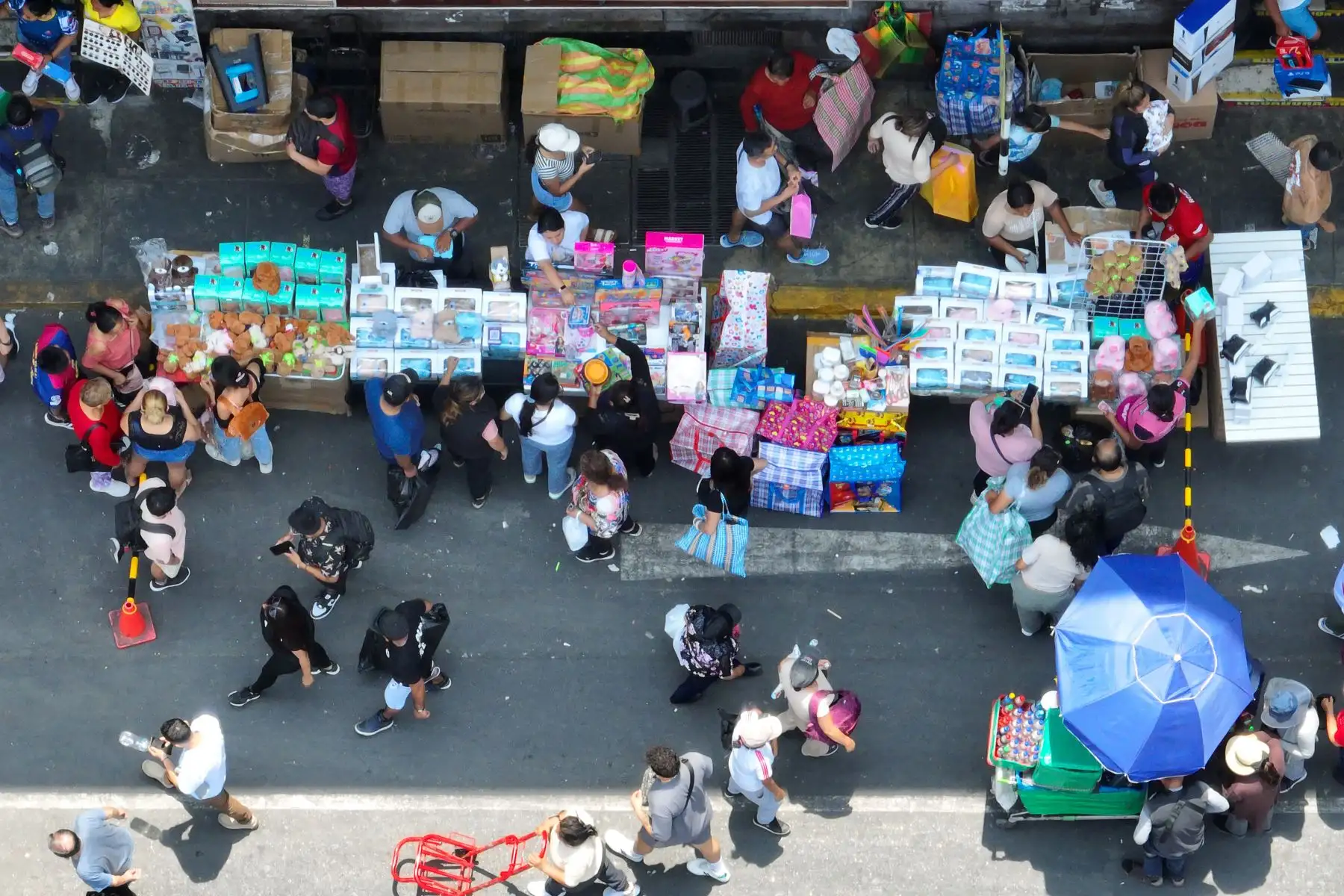 Cientos de peruanos acuden masivamente al emporio comercial de Mesa Redonda, en el Cercado de Lima, a realizar sus últimas compras para celebrar la Navidad, a solo un día de la Noche Buena. Foto: ANDINA/Daniel Bracamonte