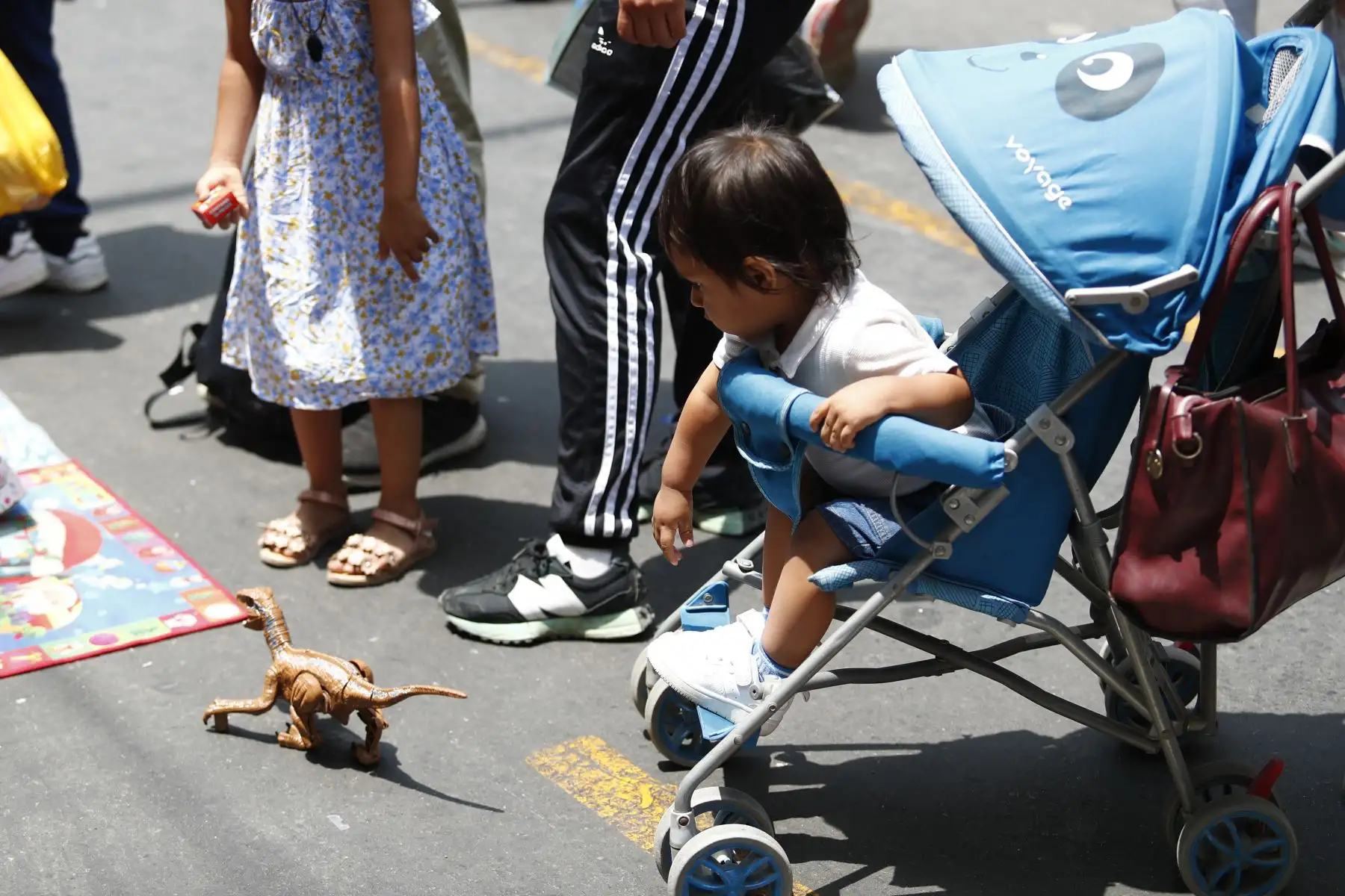 Los comerciantes del emporio comercial de Mesa Redonda, en el Cercado de Lima, ofrecen al público asistente diversos tipos de productos como juguetes y adornos y trajes navideños, entre otros, a vísperas de celebrarse la navidad. Foto: ANDINA/Daniel Bracamonte