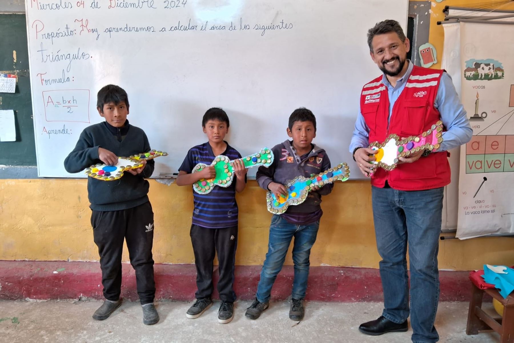 El jefe de la Unidad Territorial Junín de Wasi Mikuna, Miguel Murillo Paredes, saludó la creatividad de los niños durante la supervisión del servicio alimentario.