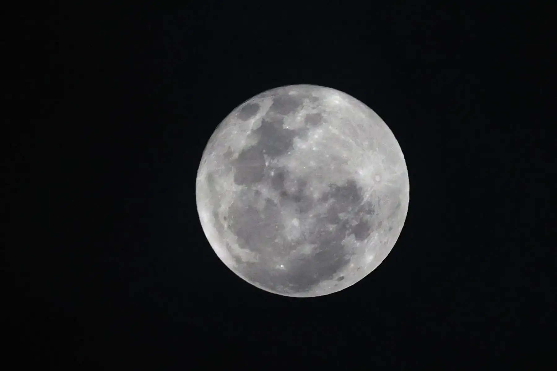 Nuestro satélite natural será el protagonista del cielo peruano durante enero de 2025, con sus fases de Luna llena y cuarto menguante, así como sus proximaciones aparentes a Marte, Júpiter y Saturno.