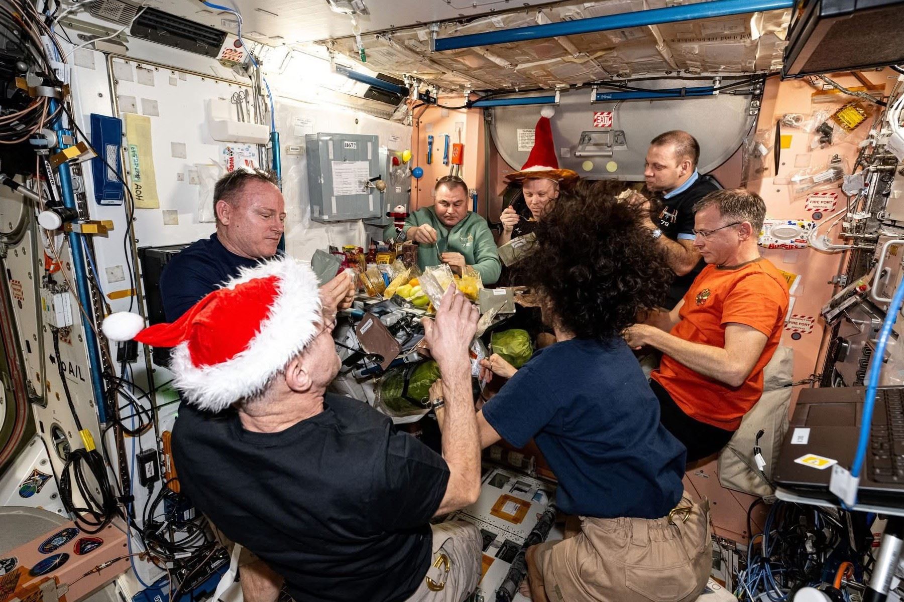 Los astronautas de la NASA que forman parte de la Expedición 72 en la Estación Espacial Internacional toman un descanso para celebrar la cena navideña.