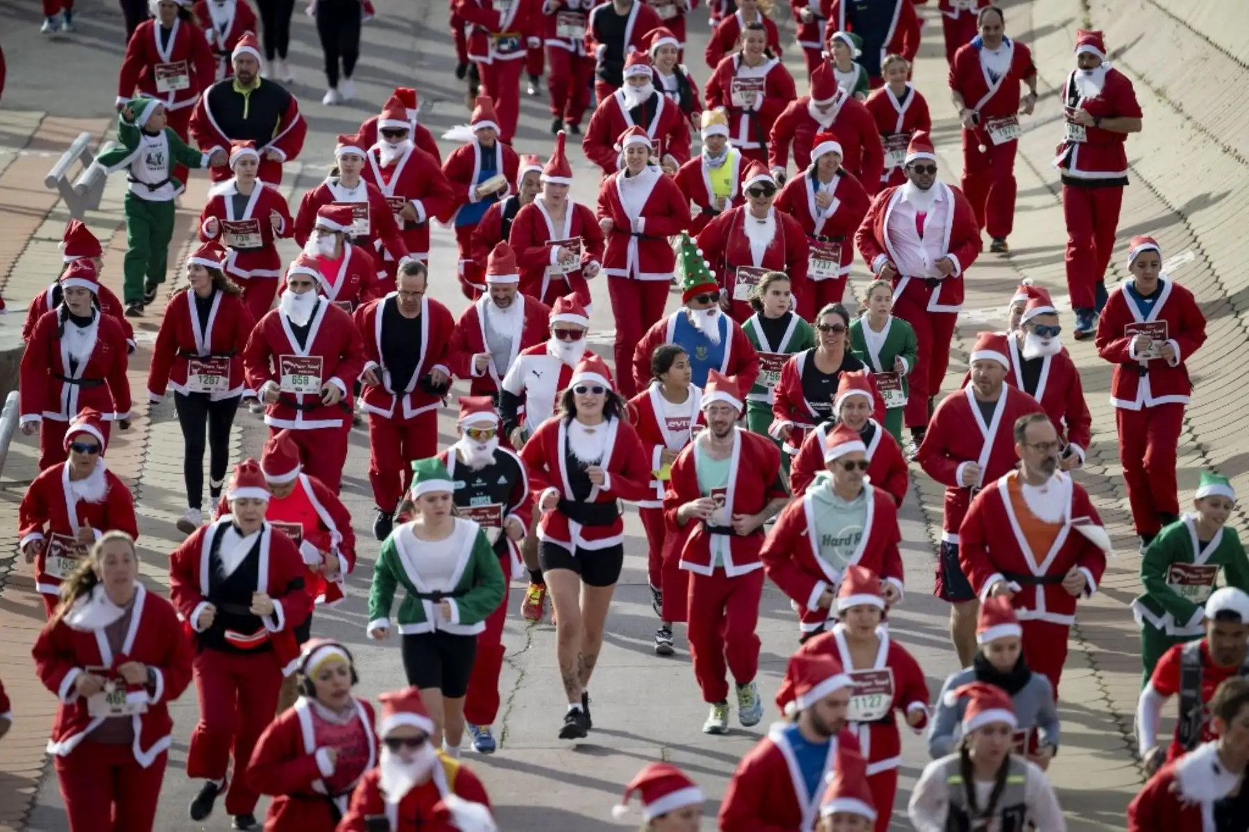 Corredores vestidos de Papá Noel participan en una carrera popular de 5 km por las calles de Barcelona el 22 de diciembre de 2024. Foto: AFP