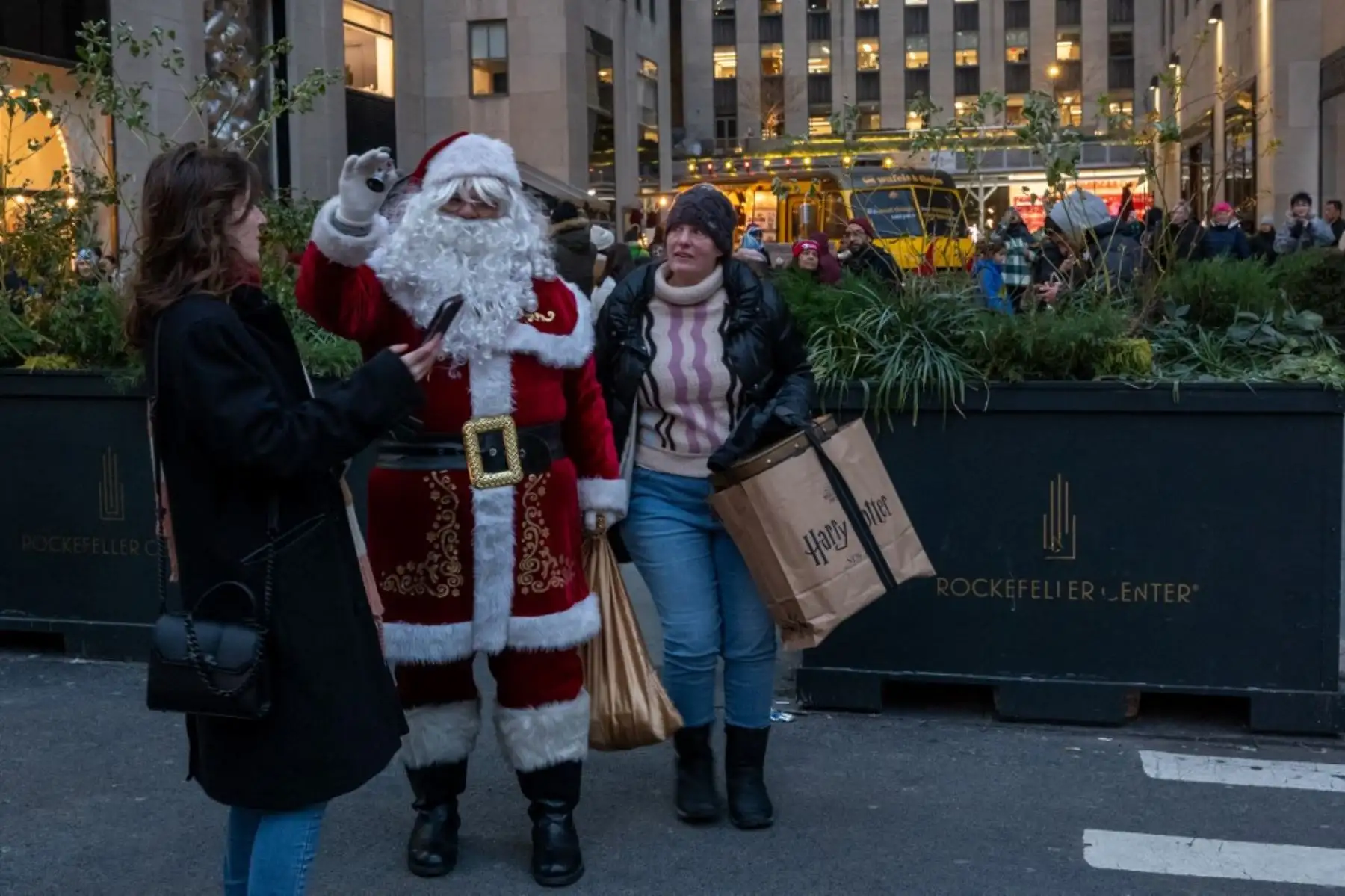 La gente camina por el Rockefeller Center dos días antes de Navidad en el centro de Manhattan el 23 de diciembre de 2024 en la ciudad de Nueva York. La zona es uno de los destinos más populares del país para ir de compras y entretenerse durante la temporada navideña. Foto: AFP