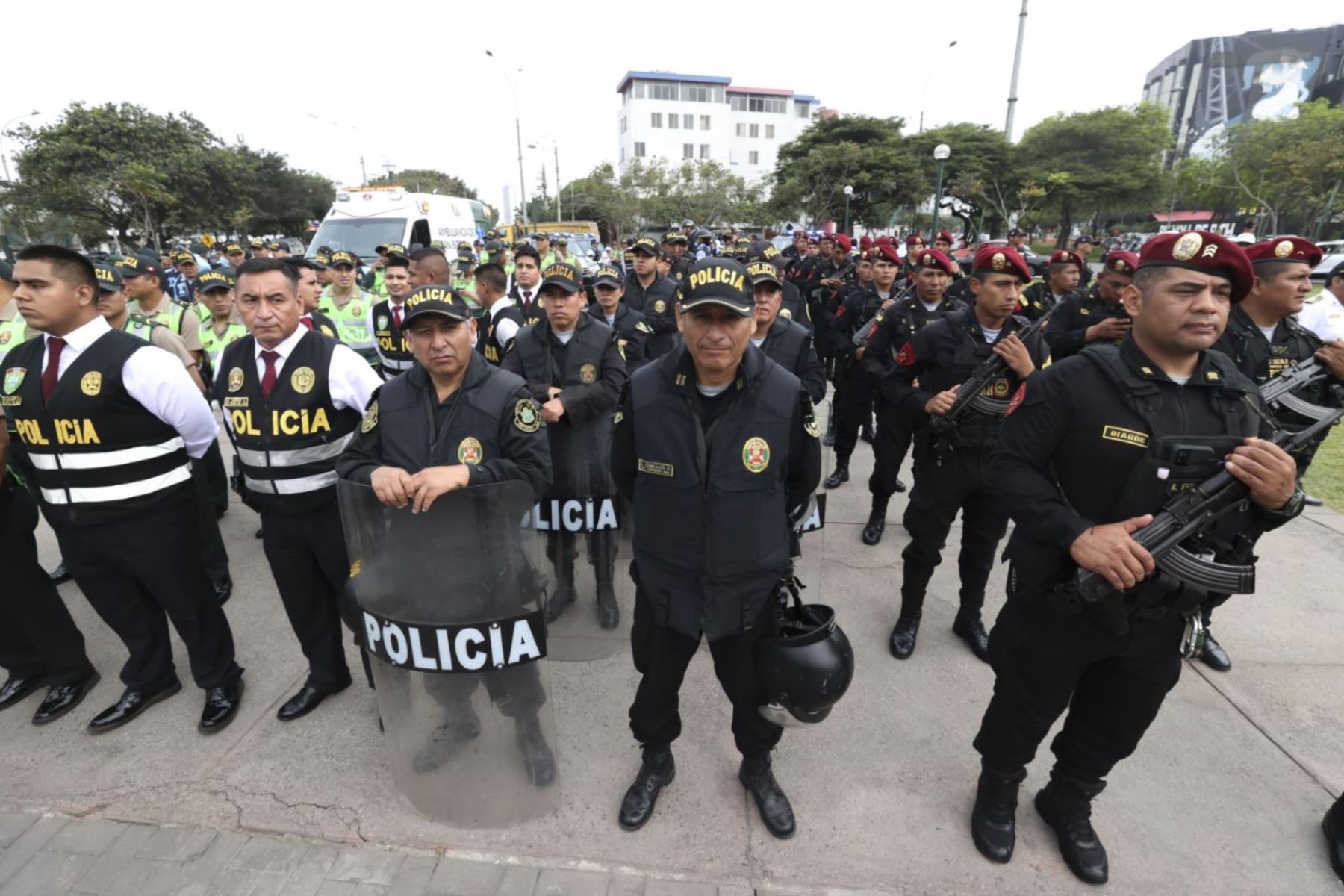 Las diferentes unidades de la Policía Nacional han sido desplegadas en distintos puntos del país con mayor concentración de personas. Foto:Foto: Difusión