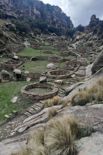 El monumento arqueológico prehispánico María Fortaleza T’aqrachullo está ubicado en el distrito de Suyckutambo, en la provincia cusqueña de Espinar.