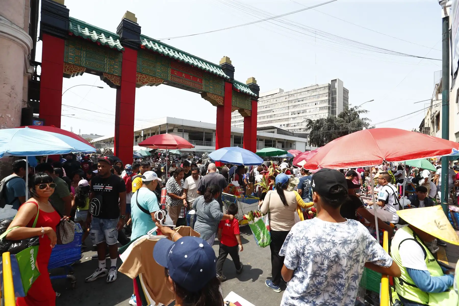 A pocas horas de celebrarse la Navidad, miles de peruanos visitan Mesa Redonda y las inmediaciones del Barrio Chino, en el Cercado de Lima, para realizar sus compras de último minuto previo a la Noche Buena. Foto: ANDINA/Daniel Bracamonte