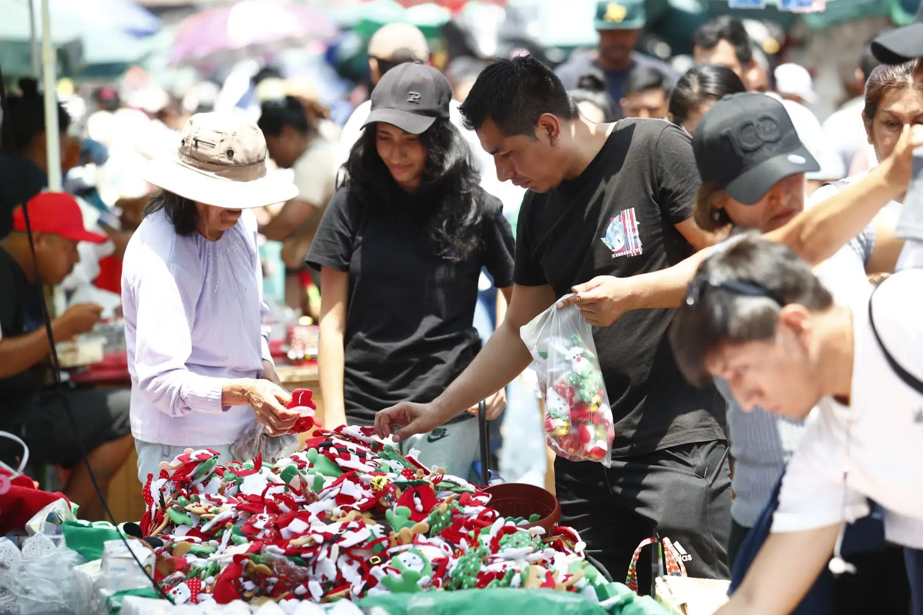 A pocas horas de celebrarse la Navidad, miles de peruanos visitan Mesa Redonda y las inmediaciones del Barrio Chino, en el Cercado de Lima, para realizar sus compras de último minuto previo a la Noche Buena. Foto: ANDINA/Daniel Bracamonte