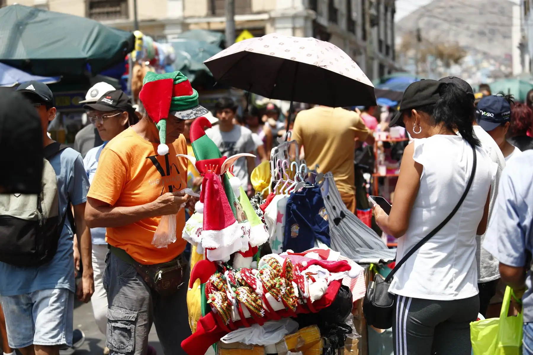A pocas horas de celebrarse la Noche Buena, los comerciantes de Mesa Redonda y de los alrededores del Barrio Chino ofrecen a los miles de asistentes toda clase de productos navideños y juguetes, incluso algunos de ellos se visten con trajes alusivos a la Navidad. Foto: ANDINA/Daniel Bracamonte