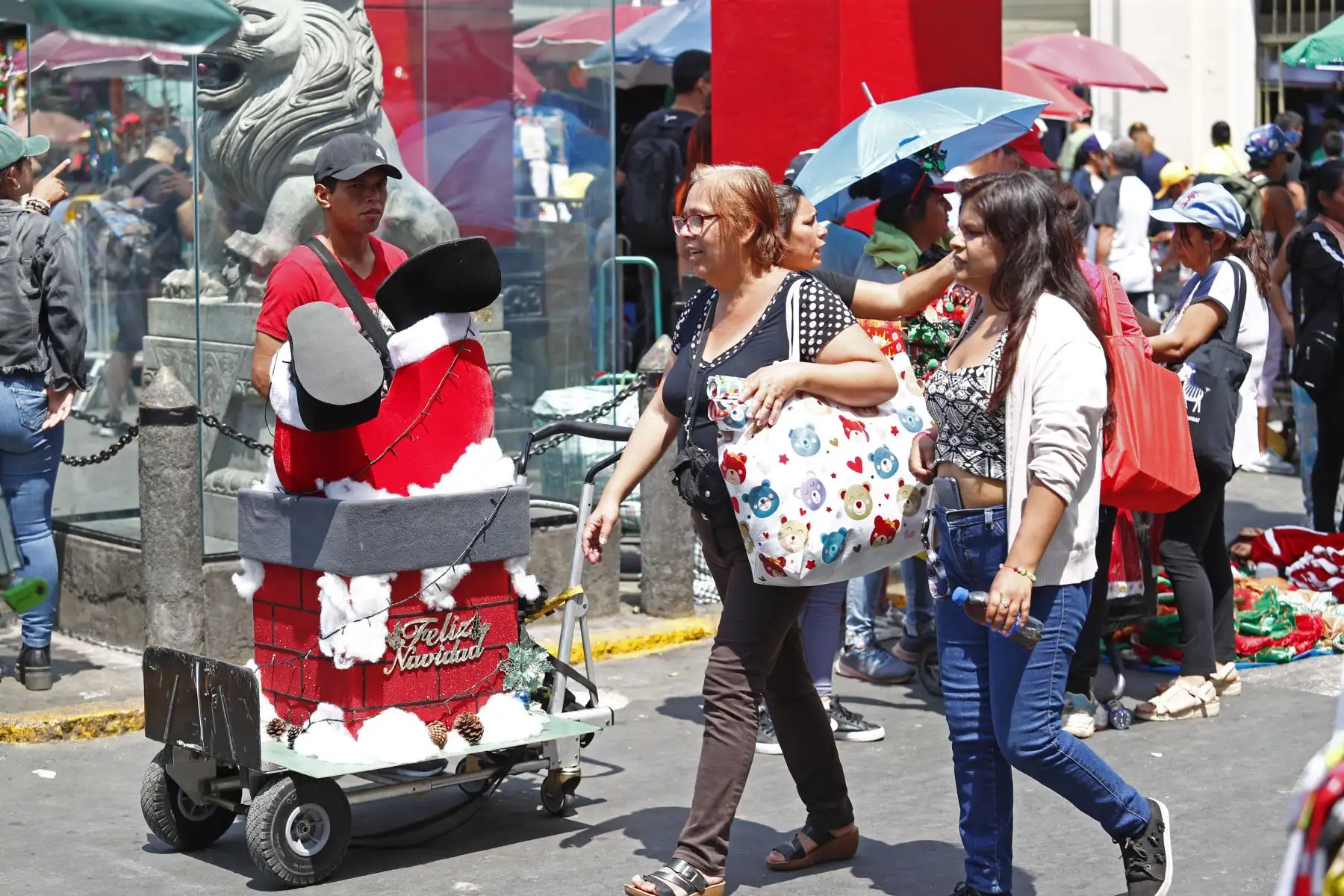 A pocas horas de celebrarse la Navidad, miles de peruanos visitan Mesa Redonda y las inmediaciones del Barrio Chino, en el Cercado de Lima, para realizar sus compras de último minuto previo a la Noche Buena. Foto: ANDINA/Daniel Bracamonte