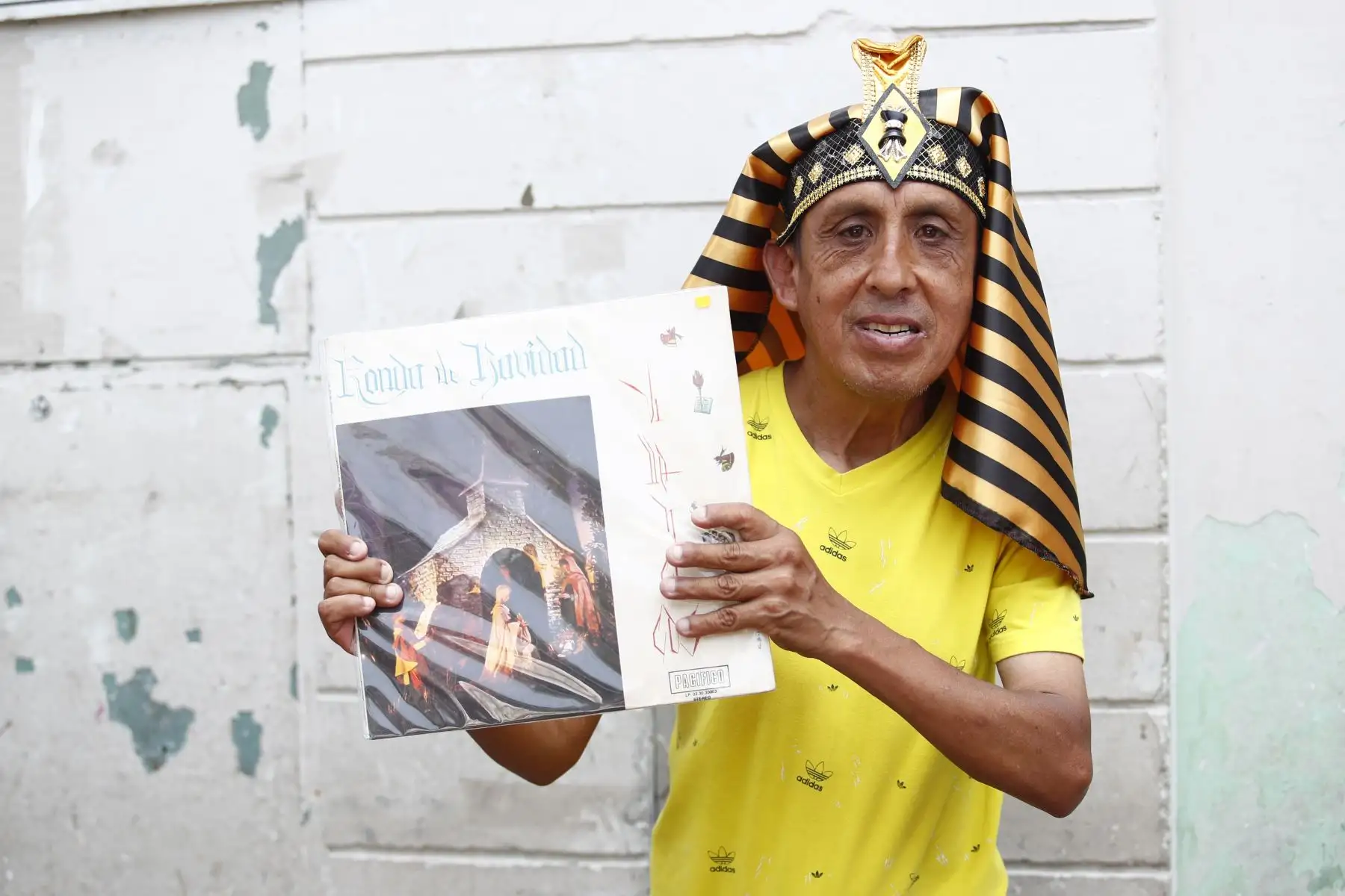 A pocas horas de celebrarse la Noche Buena, los comerciantes de Mesa Redonda y de los alrededores del Barrio Chino ofrecen a los miles de asistentes toda clase de productos navideños y juguetes, incluso algunos de ellos se visten con trajes alusivos a la Navidad. Foto: ANDINA/Daniel Bracamonte