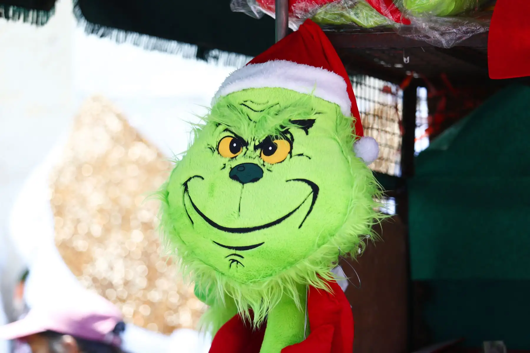 A pocas horas de celebrarse la Noche Buena, los comerciantes de Mesa Redonda y de los alrededores del Barrio Chino ofrecen a los miles de asistentes toda clase de productos alusivos a la Navidad, ya sean para el hogar, el transporte o de uso personal, y además juguetes de diversos modelos, tamaños y precios. Foto: ANDINA/Daniel Bracamonte